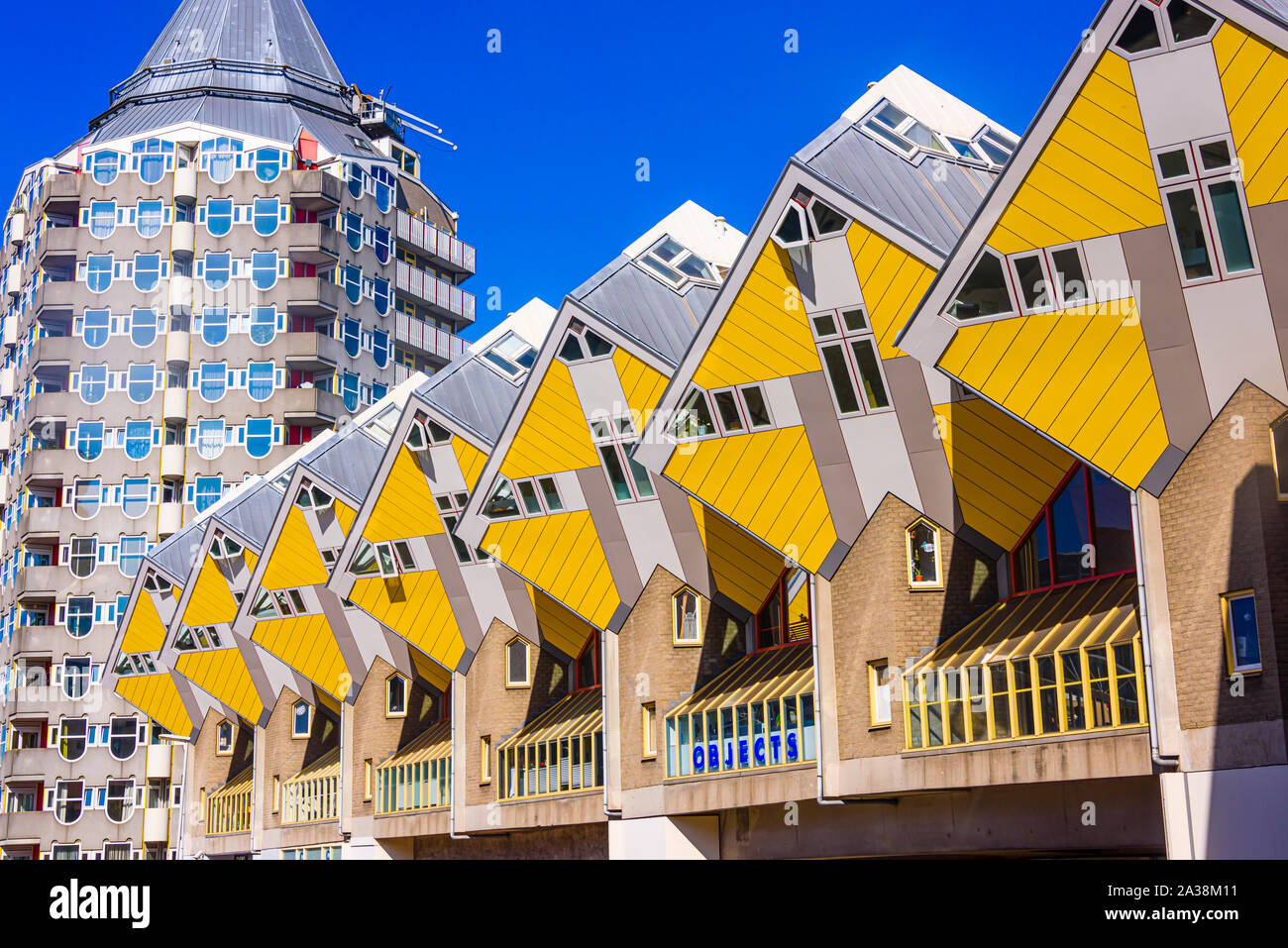 La arquitectura moderna casas Cubo, diseñado por Piet Blom, y diseñado para maximizar el espacio interior, sin tener que usar un montón de espacio en el suelo. Rotterdam, N Foto de stock