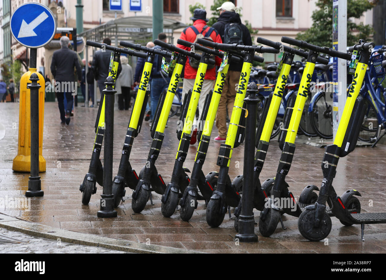 Cracovia. Cracovia. Polonia. Alquiler de scooters eléctricos en la fila en  el centro del casco antiguo de la ciudad Fotografía de stock - Alamy