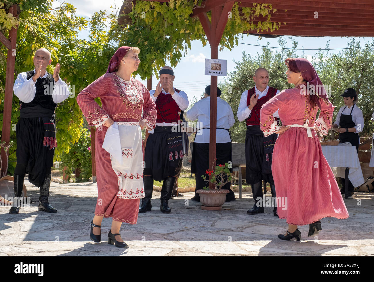 Traje tradicional chipriota fotografías e imágenes de alta resolución -  Alamy