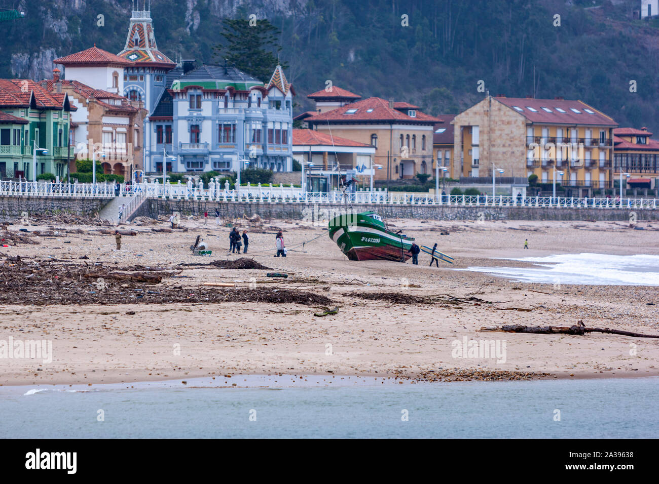 Se hundió barco pesquero canguro en la Playa de Santa Marina, Ribadesella, Asturias, España Foto de stock