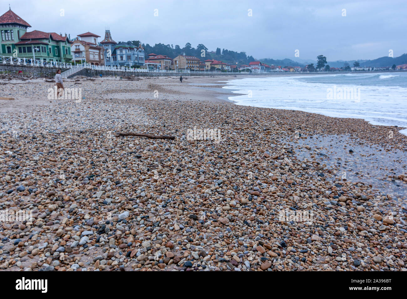 Playa de guijarros de Santa Marina, Ribadesella, Asturias, España Foto de stock