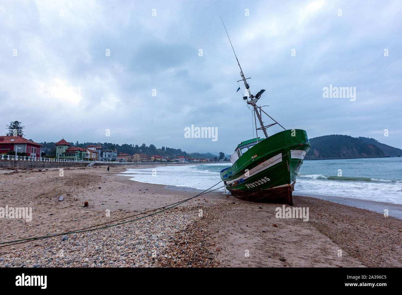 Se hundió barco pesquero canguro en la Playa de Santa Marina, Ribadesella, Asturias, España Foto de stock