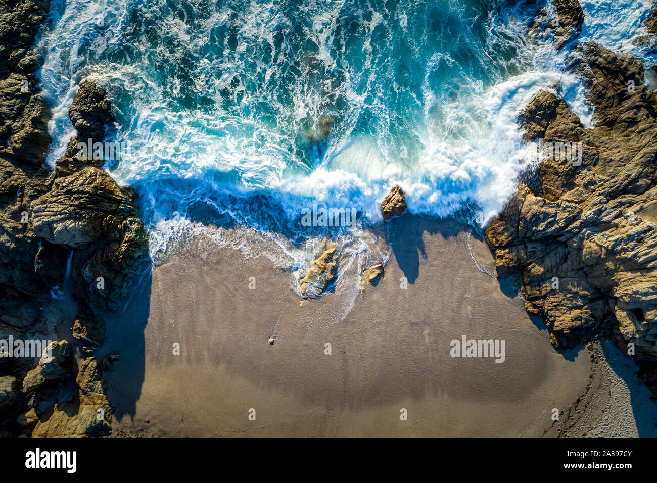 Vista aérea de olas rompiendo en la playa, Calvi, Córcega, Francia Foto de stock