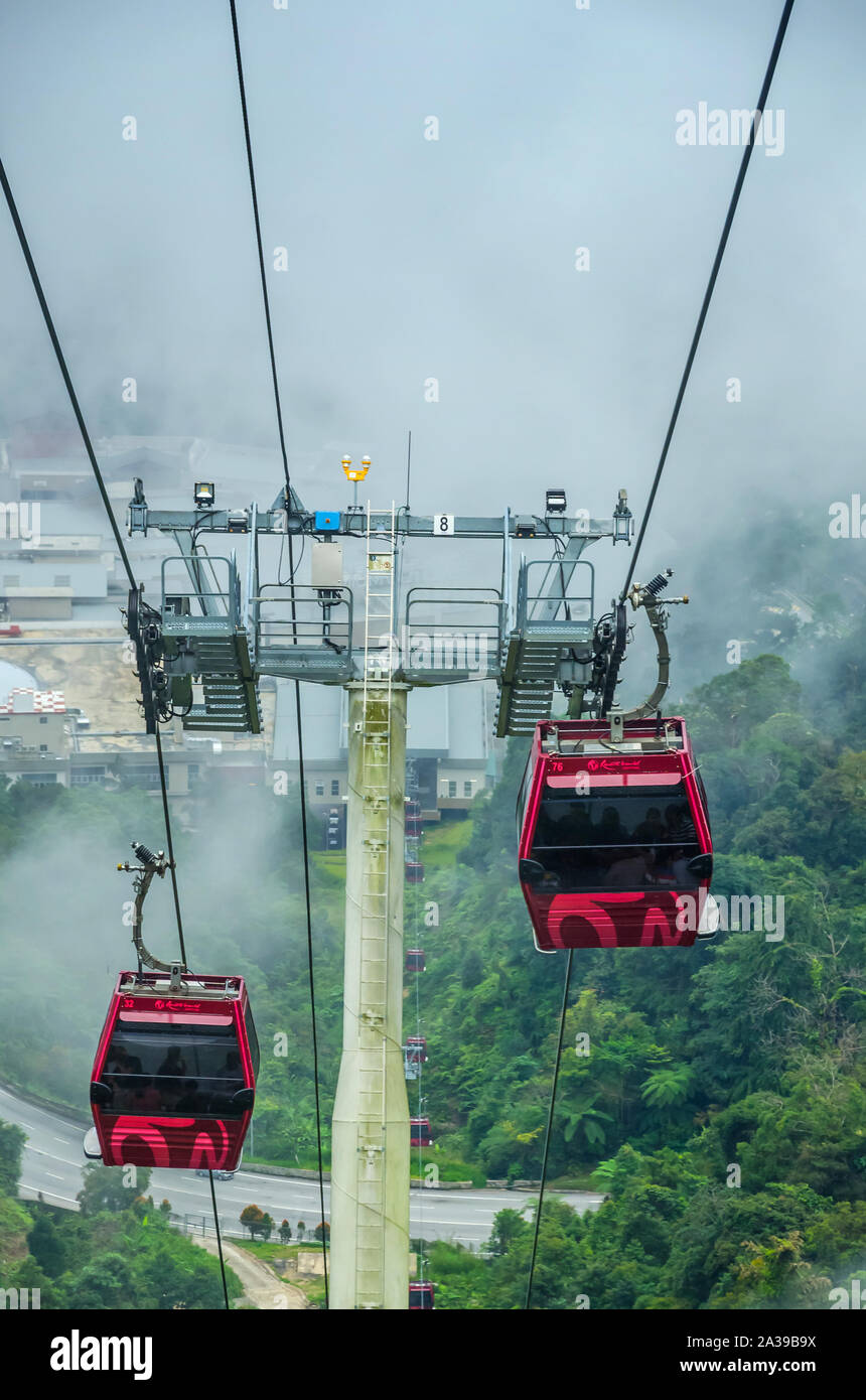 PAHANG, MALASIA - Diciembre 18, 2018: teleférico en Genting Skyway en Malasia. Es una telecabina conecta Gohtong Jaya y Resorts World Genting. Foto de stock
