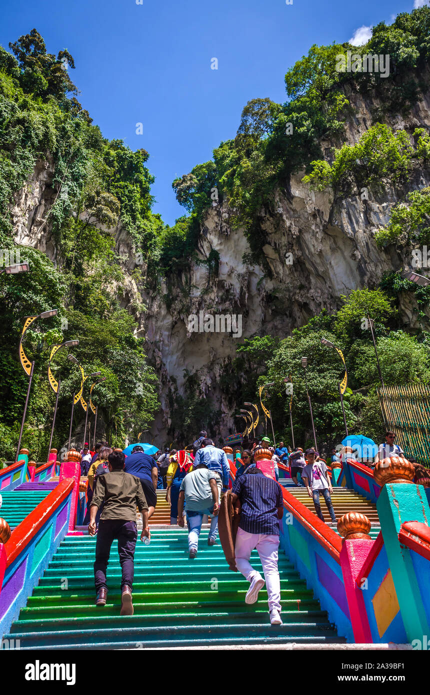 KUALA LUMPUR, MALASIA - Diciembre 18, 2018: Los visitantes y fieles hacia el templo cueva Batu, Malasia, dedicada al dios Tamil Señor Murugan. Foto de stock