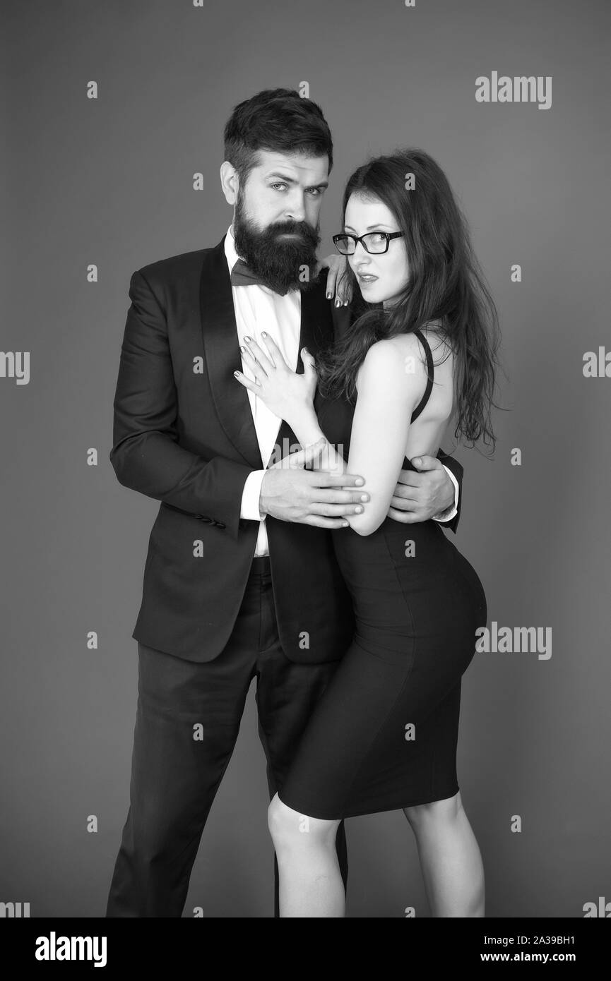 Hombre Barbado llevar traje chica elegante vestido. Código de vestimenta  formal. Visitando el evento o ceremonia. Par listo para la ceremonia de  entrega de premios. Fiesta corporativa. Ceremonia de entrega de premios