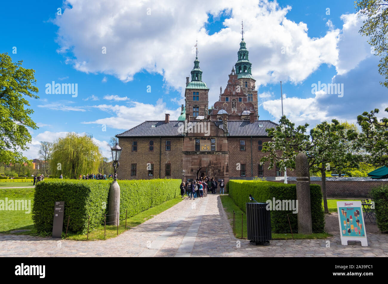 Copenhague, Dinamarca - Mayo 04, 2019: El castillo de Rosenborg y el Jardín del Rey en el centro de Copenhague, Dinamarca Foto de stock