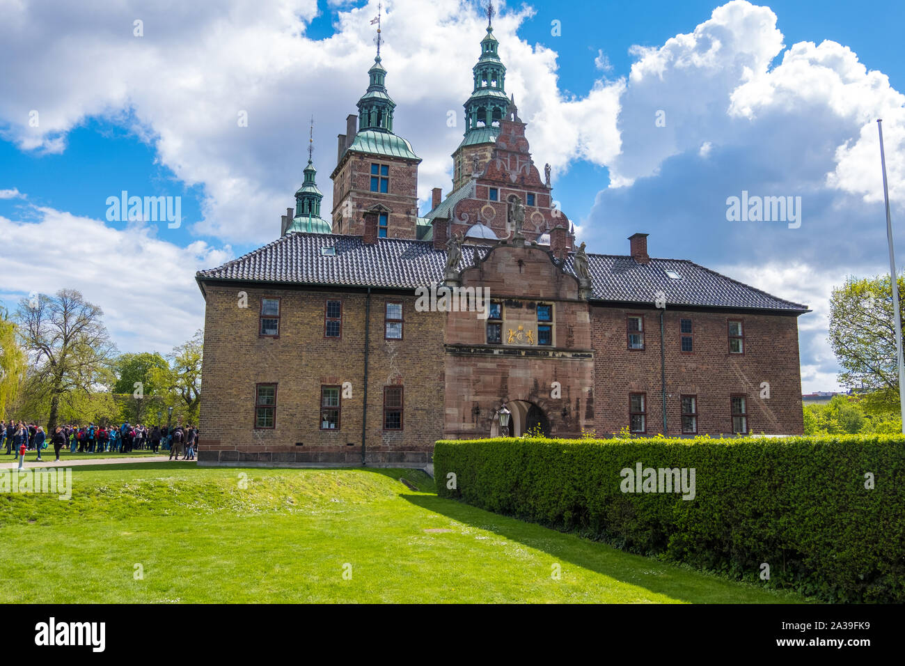 Copenhague, Dinamarca - Mayo 04, 2019: El castillo de Rosenborg y el Jardín del Rey en el centro de Copenhague, Dinamarca Foto de stock