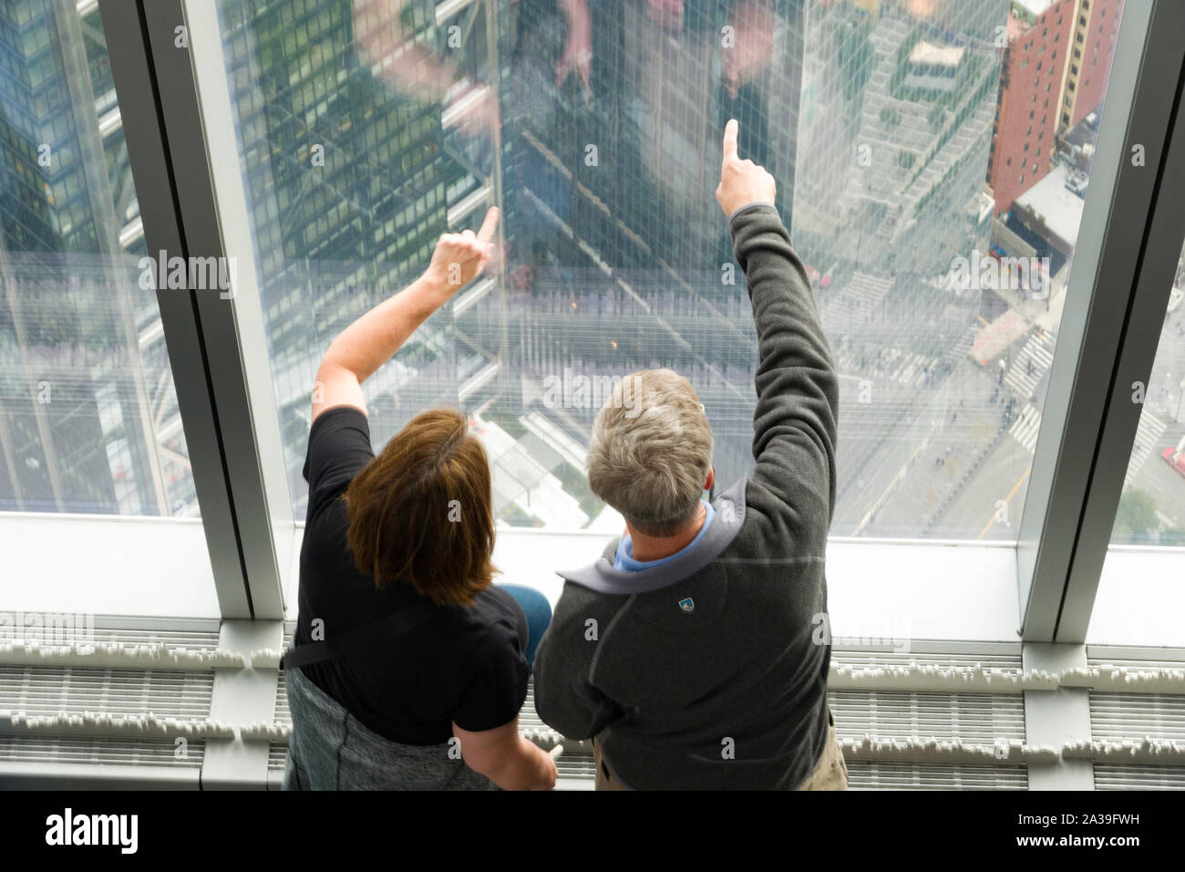 Los visitantes que ven la ciudad de Nueva York en el Observatorio Mundial sobre uno del World Trade Center, Nueva York, EE.UU. Foto de stock