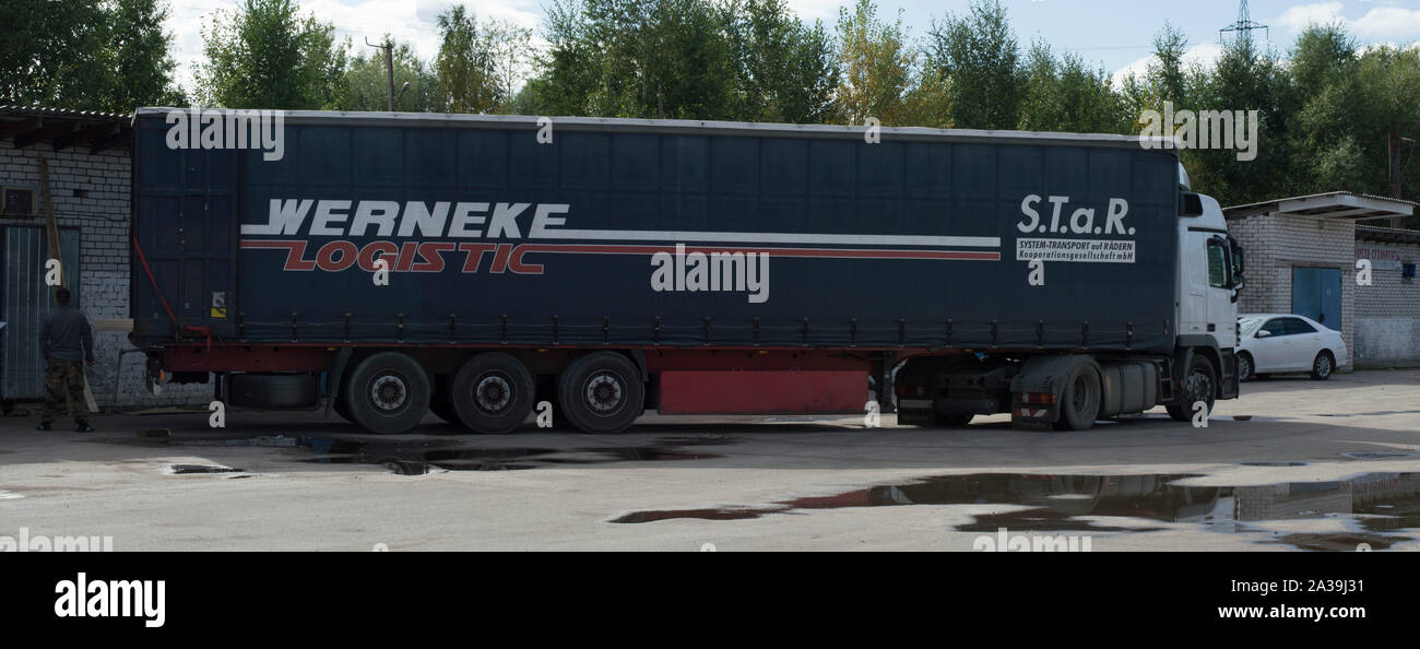 Incline el camión, llegó a la terminal para descargar las mercancías. Close-up de Rusia. Foto de stock