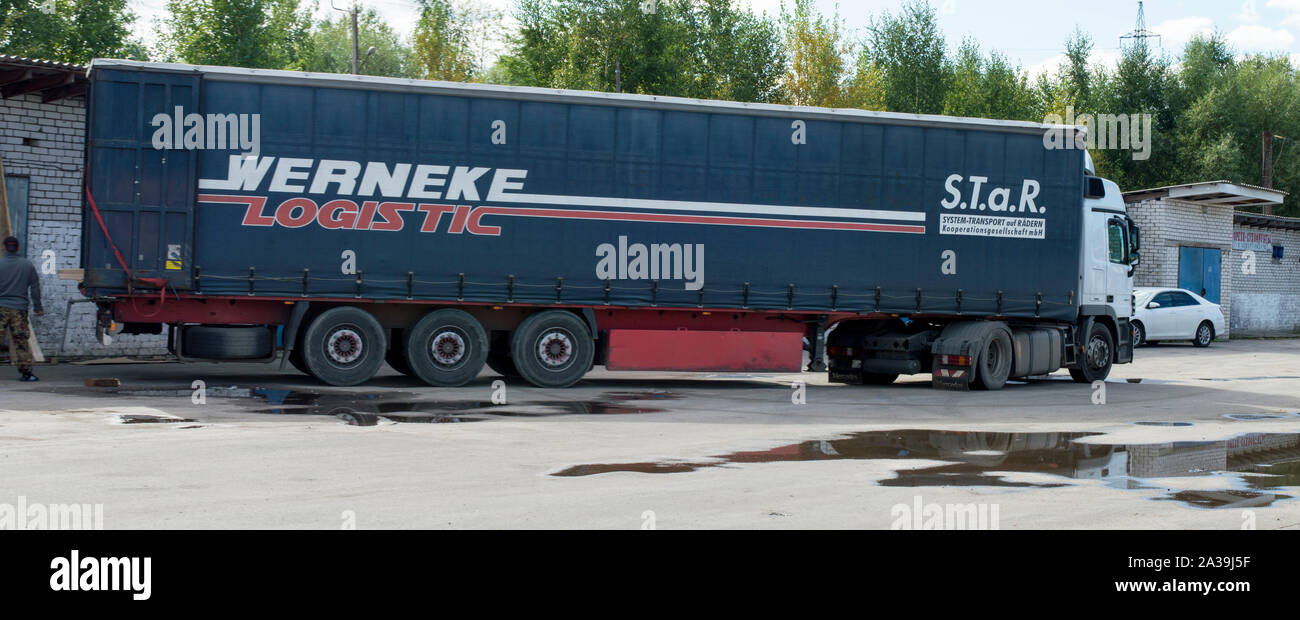 Incline el camión, llegó a la terminal para descargar las mercancías. Close-up de Rusia. Foto de stock