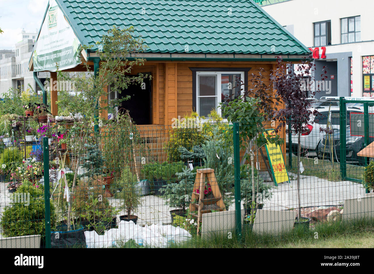 La exposición muestra de una casa de jardín de verano para la venta en el mercado de los jardineros. Rusia 2018 Foto de stock