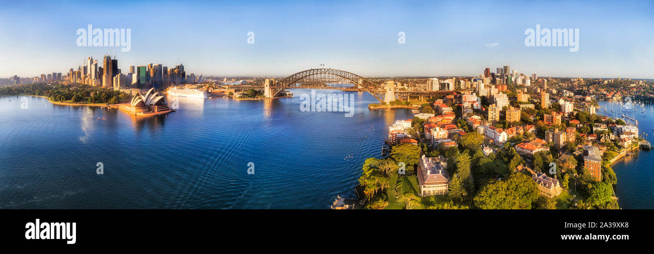 Orillas del puerto de Sydney conectados por el arco de acero del puente del puerto de Sydney desde el norte de Sydney en The Rocks y Circular Quay waterfront hitos Foto de stock