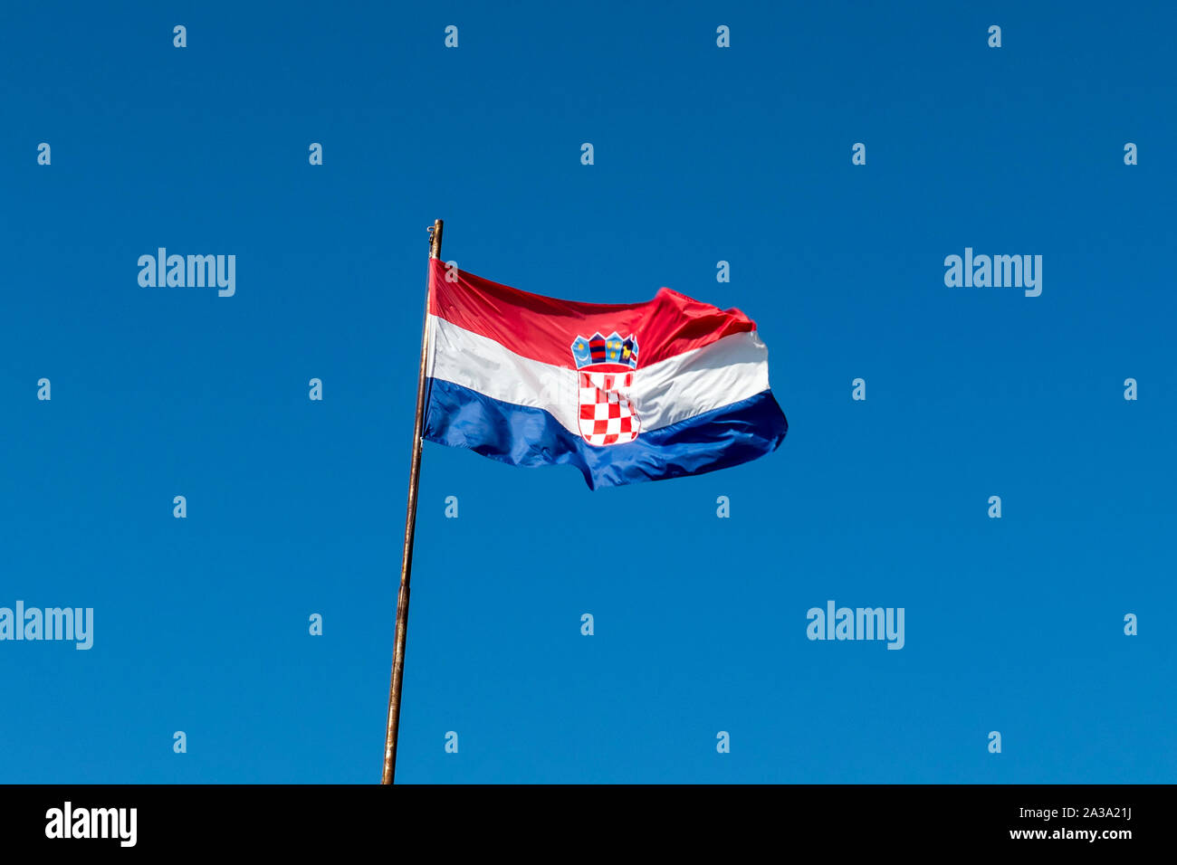 Bandera azul blanco rojo de Croacia contra el cielo azul Foto de stock