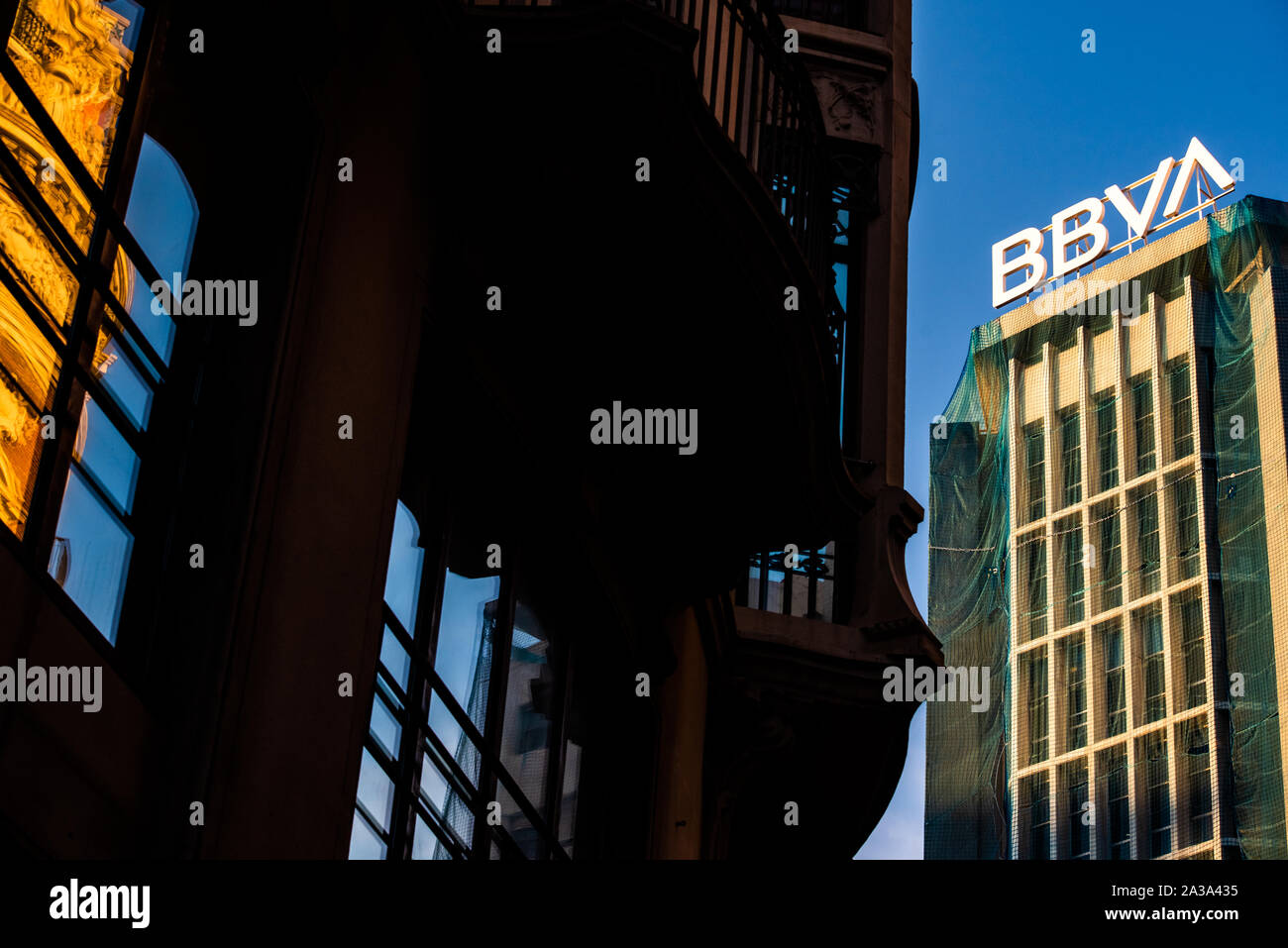 Valencia, España - 4 de octubre de 2019: Vista de los edificios Financieros de Valencia, en el primer plano el nuevo logotipo de banco BBVA Foto de stock