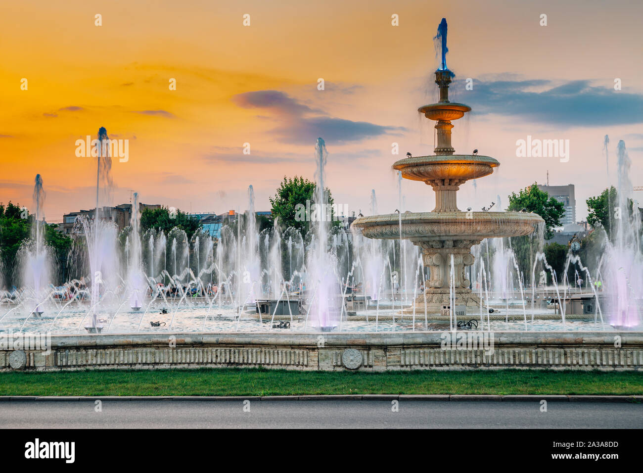 Fuentes con el atardecer en la Plaza Unirii, en Bucarest, Rumania Foto de stock