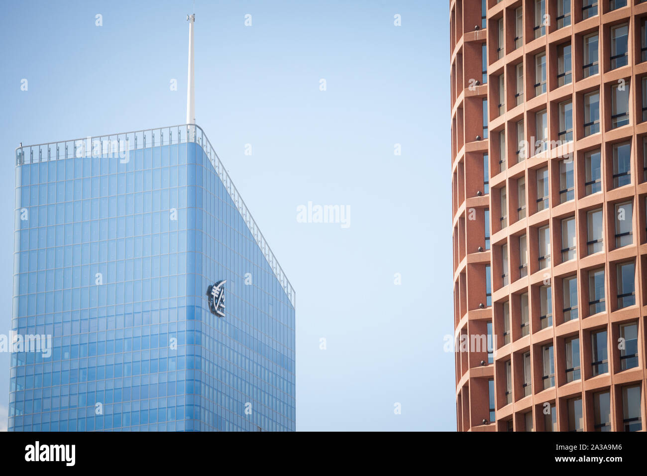 LYON, FRANCIA - Julio 13, 2019: el logotipo de Caisse d'Epargne en el tour Incity torre, su oficina principal. Caisse d'Epargne es un banco minorista cooperativo, es uno Foto de stock