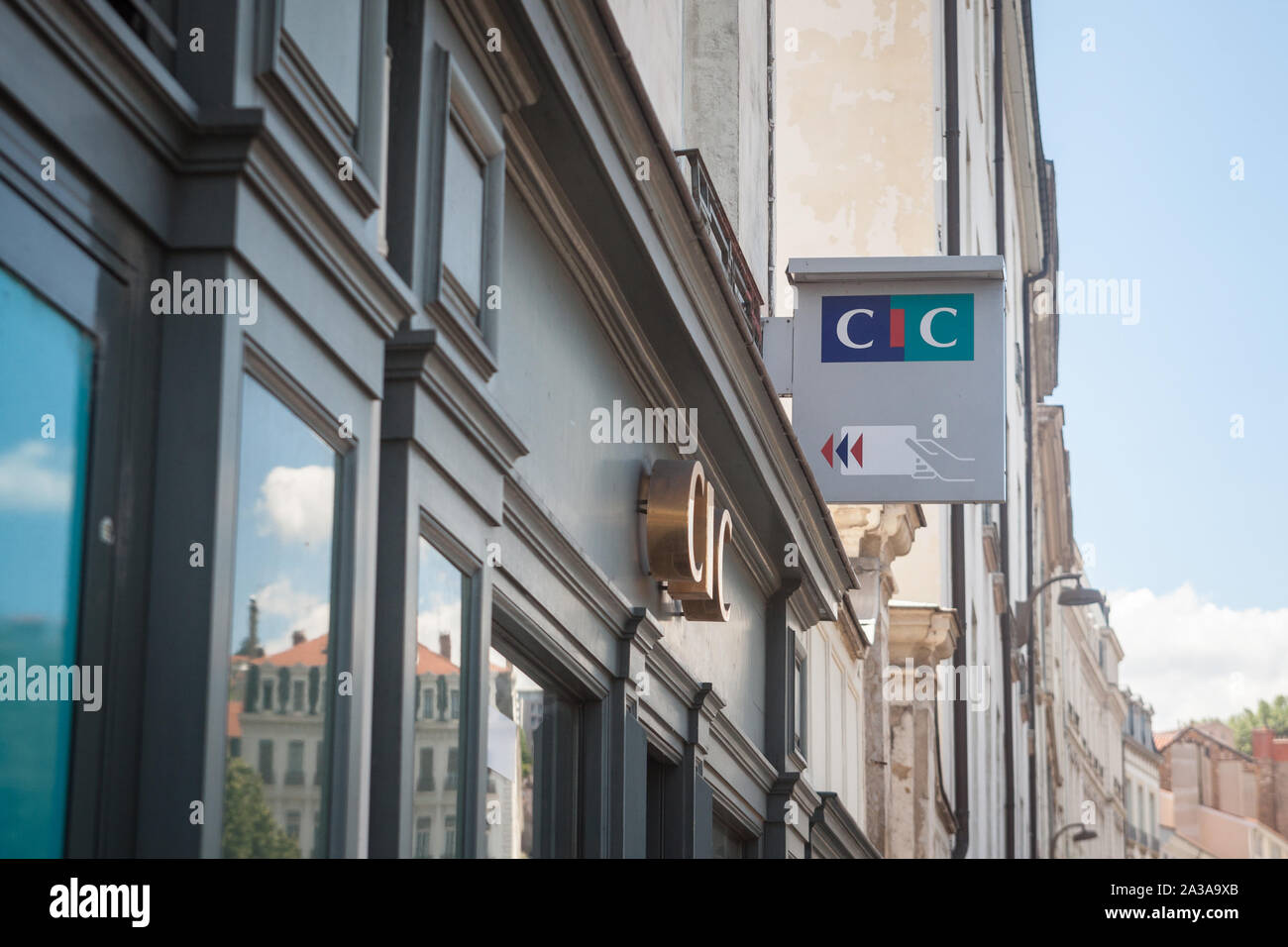 LYON, FRANCIA - Julio 14, 2019: CIC el logo en la parte delantera de su banco local en Lyon. CIC, o crédito Industriel et Commercial, es uno de los principales bancos franceses y Foto de stock