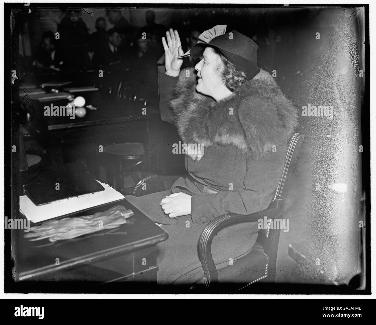 Comité Senatorial escucha señaló mujer columnista y autor el presidente del tribunal del plan de reforma. Washington, D.C., el 31 de marzo. Dorothy Thompson, señaló newspaperwoman y autor, el Comité Judicial del Senado dijo hoy que como investigador en la mortalidad de las repúblicas, la oradora teme que bajo el Presidente Roosevelt programa judicial América iban a ir por el camino de las democracias europeas caído bajo la dictadura. Usted dice que no podría suceder aquí, pero ha ocurrido aquí, agregó el escritor como mencionó anteriormente la violación de los derechos de las minorías que se han visto frustrados por la Corte Suprema, el 3/31/1937 Foto de stock