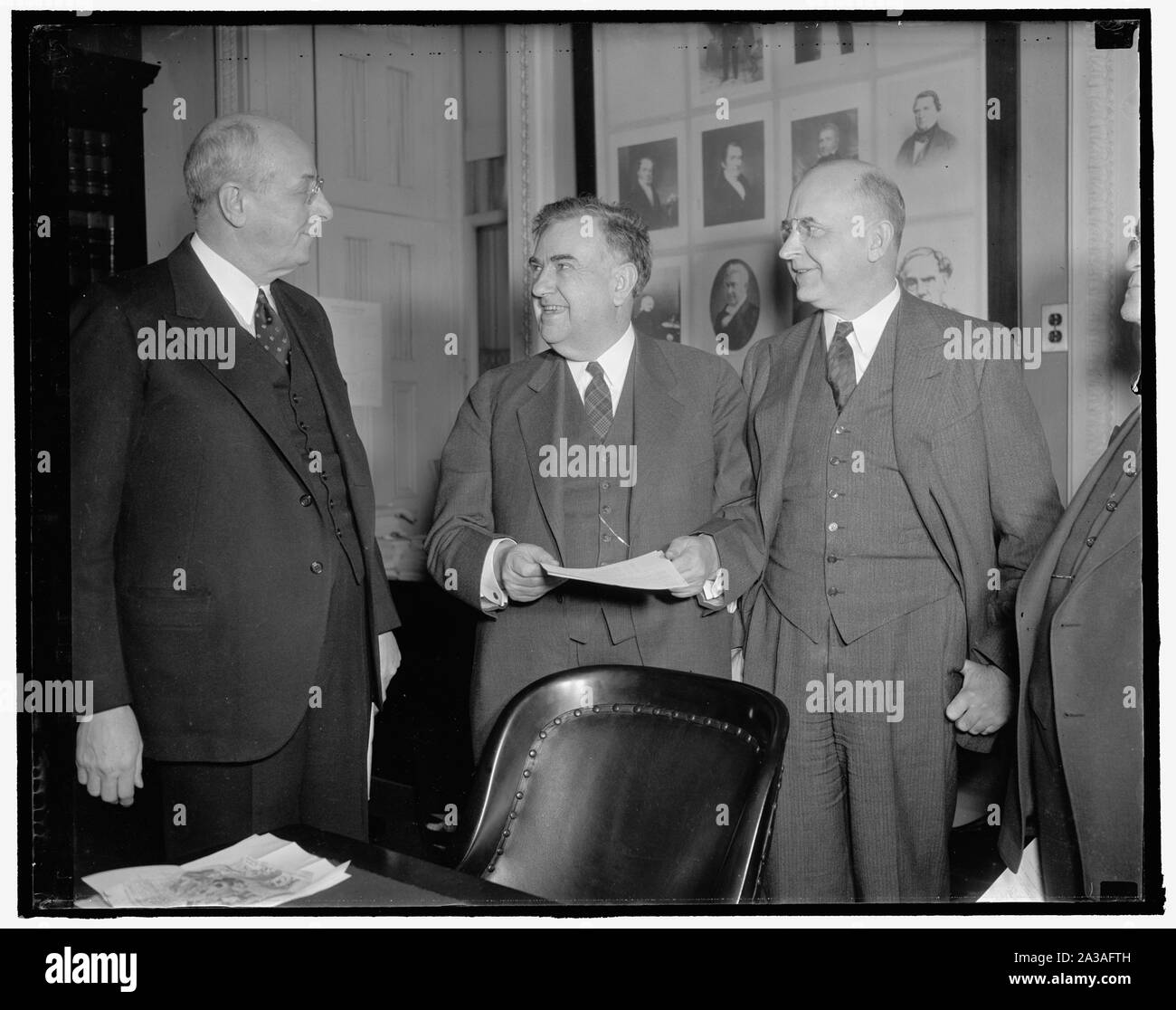 Comité de Asuntos Judiciales del Senado de caña del ok. Washington, D.C., 20 de enero. Después de escuchar el Fiscal General Homero S. Cummings hoy, el Comité Judicial del Senado entró en sesión ejecutiva durante dos minutos en la que se votó por unanimidad informar favorablemente el nombramiento del Procurador General Stanley Reed, para ser Magistrado del Tribunal Supremo de los Estados Unidos. Procurador General Stanley Reed, (derecha) se muestra con el senador M.M. Logan (centro), Presidente de la Subcomisión, y el Procurador General Cummings tras el informe de la Comisión, 1/20/38 Foto de stock