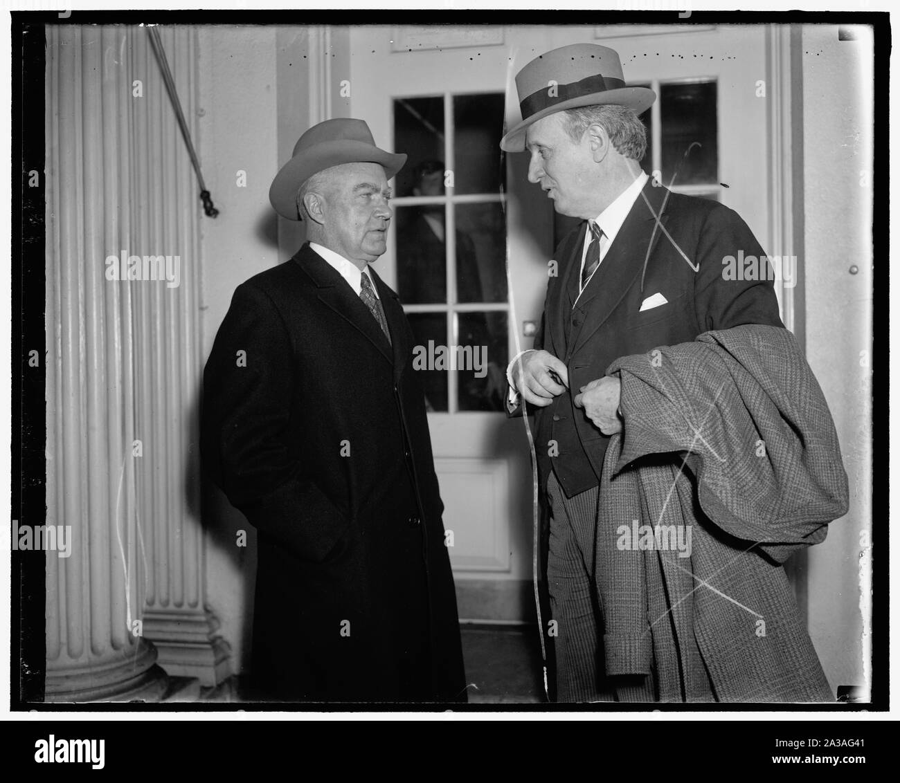 El Senado y la Cámara Judicial líderes en grupito con el presidente. Washington D.C. Rep. Hatton W. Sumners (izquierda), el Demócrata de Texas y Presidente del Comité Judicial de la cámara, con el Senador Henry F. Ashurst, demócrata de Arizona, Presidente del Comité Judicial del Senado, dejando la Casa Blanca hoy después de una reunión con el Presidente Roosevelt. Aunque se negó a hacer una declaración en la que se presumía que debatió la solicitud del Presidente para el aumento en el número de miembros de la Corte Suprema Foto de stock