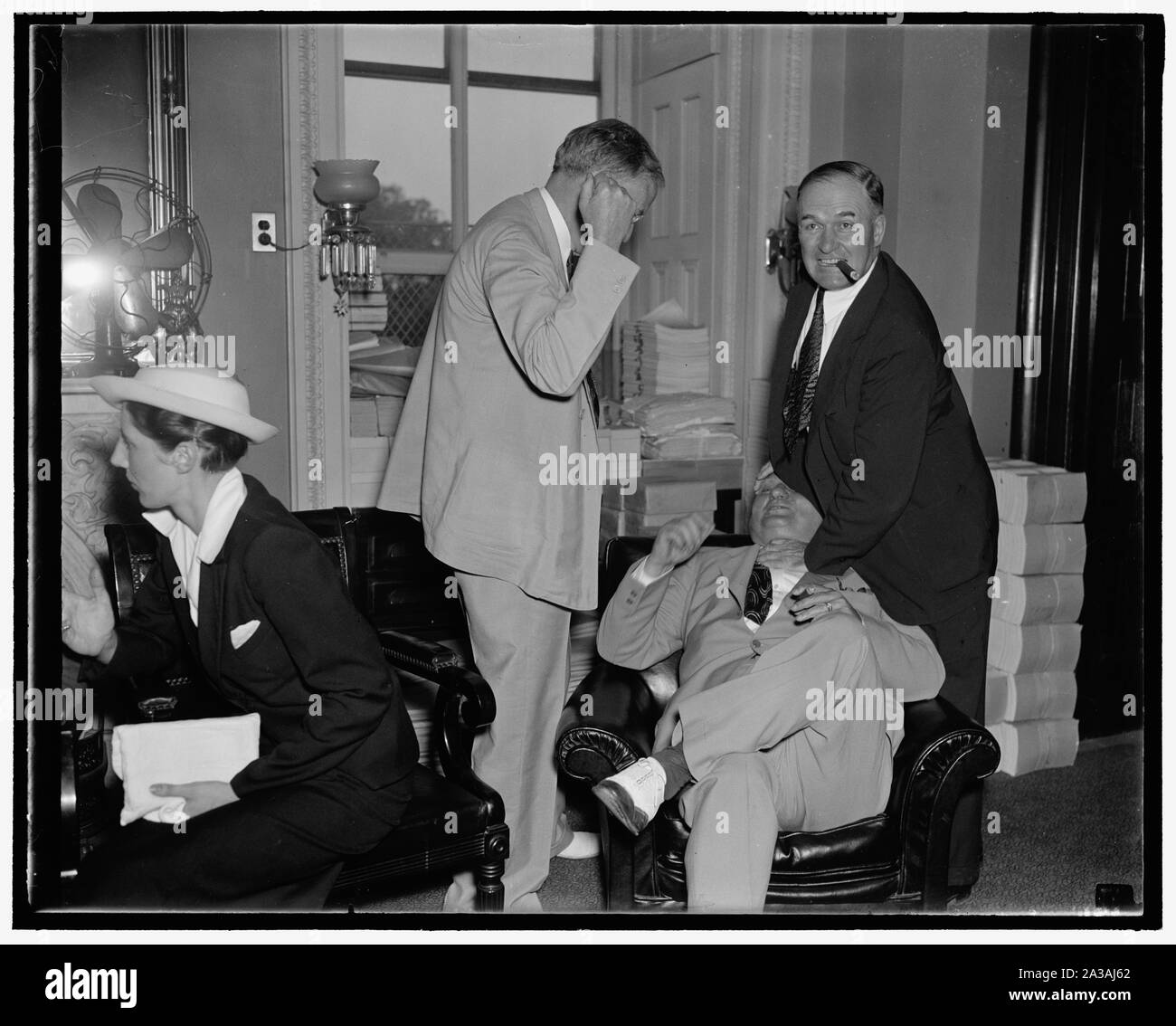 Payasada senatoriales. Washington D.C., 22 de julio. Podrá unirse a nosotros o no los Senadores Demócratas Burton K. Wheeler (izquierda) y Edward R. Burke, (derecha) acérrimos opositores del Presidente del Tribunal del plan de reorganización, entablar un poco de payasada con el Senador William H. Diedrich, Pro-Court Senador, como asistir a una reunión especial del Comité Judicial del Senado hoy, 7/22/37 Foto de stock