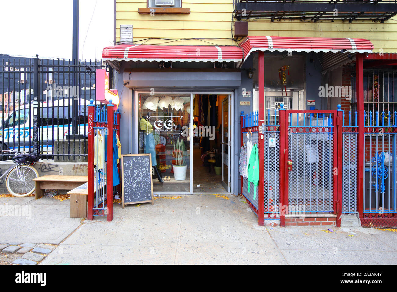 GG del Tesoro y Comercio Social Club, 1339 Dekalb Avenue, Brooklyn, NY. exterior del escaparate de una tienda de segunda mano en Bushwich ahorro. Foto de stock