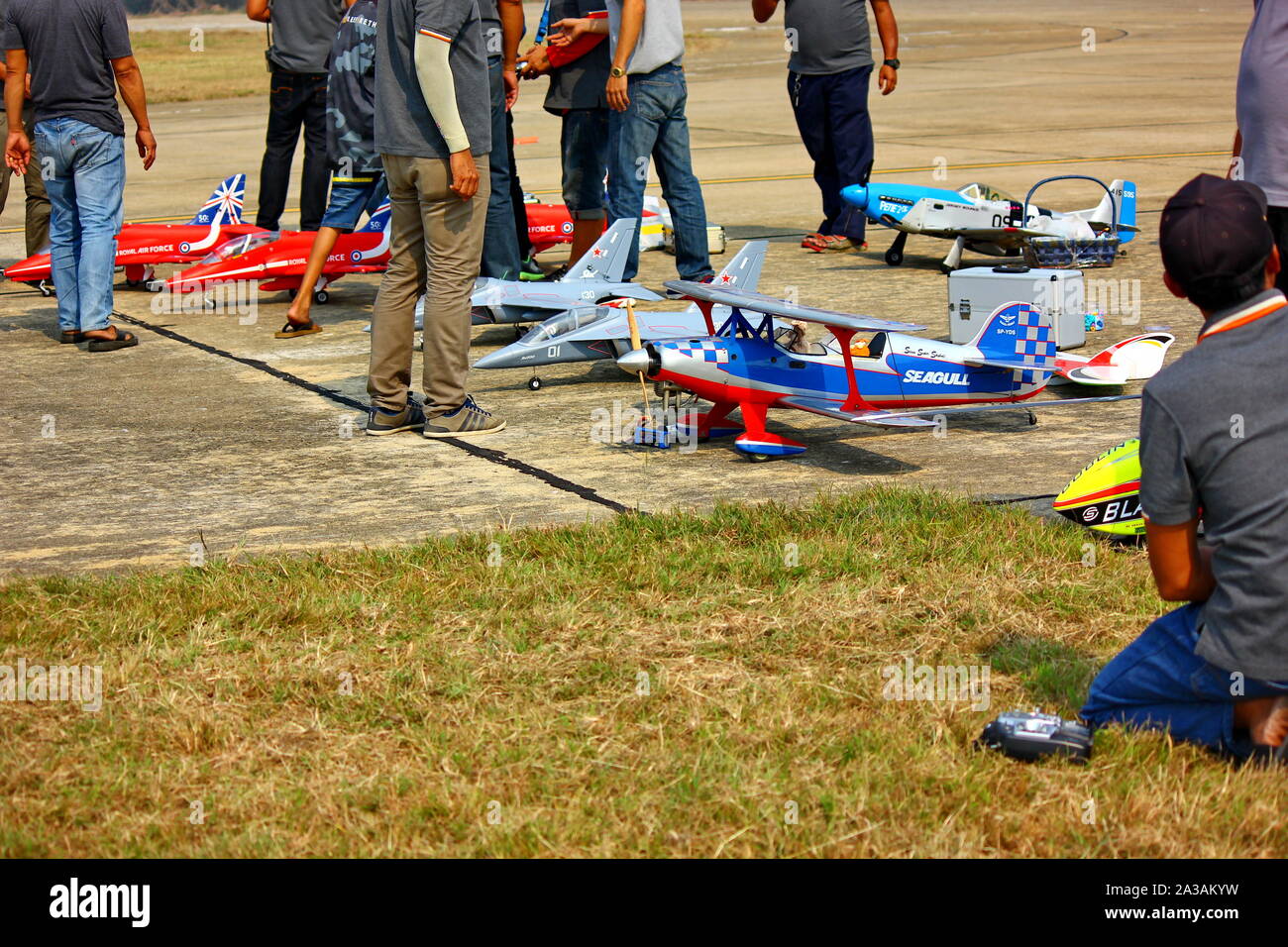 NAKORNPATHOM,Tailandia-12 de enero ;2019:los niños tailandeses día tiene radio control aviones y helicópteros show en KAMPHAENG SAEN AIR BASE Foto de stock