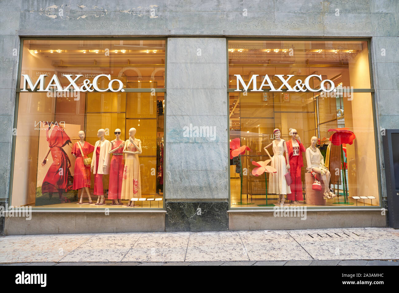 VERONA, ITALIA - CIRCA mayo, 2019: escaparate de una tienda MAX&Co en  Verona Fotografía de stock - Alamy
