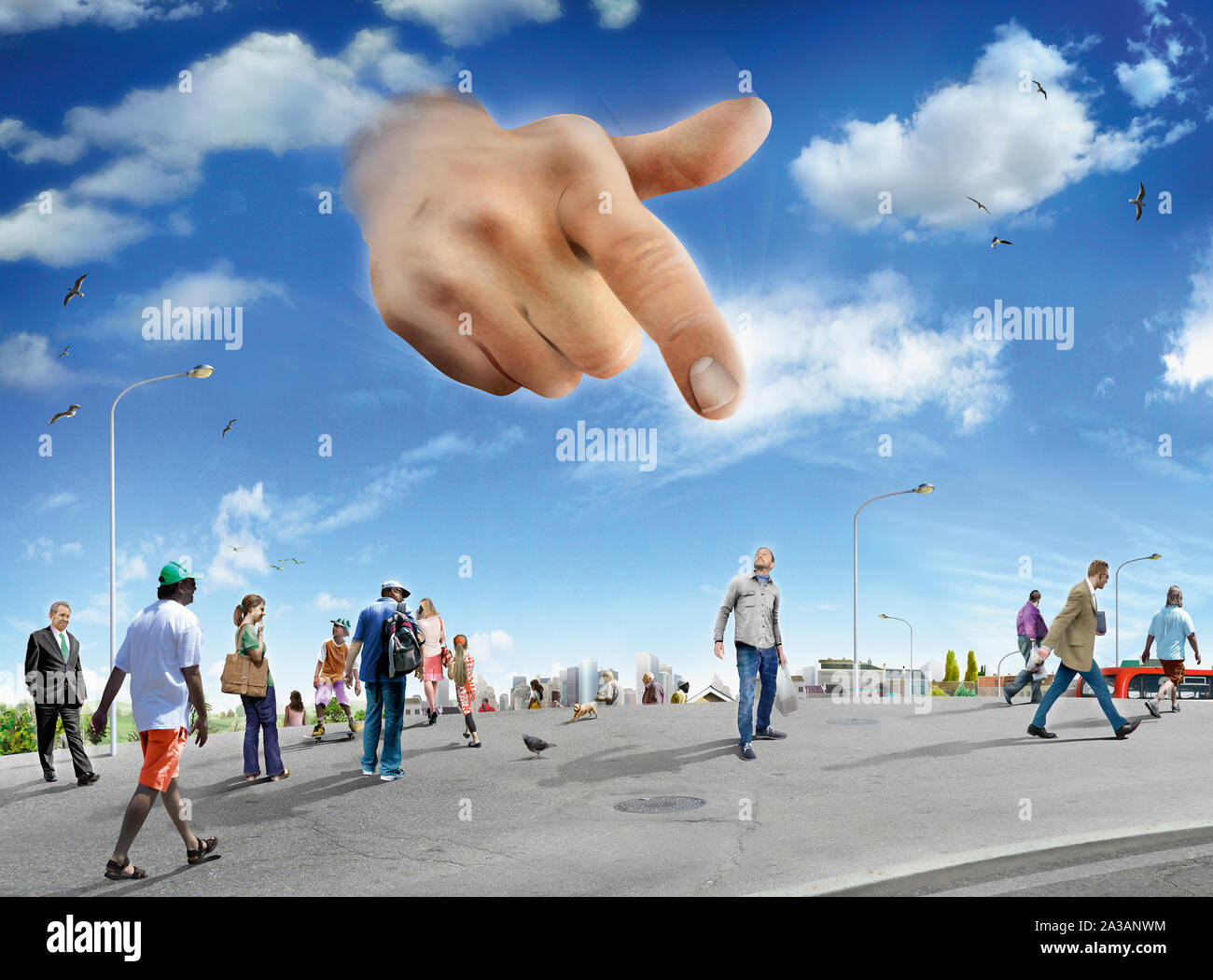Gran mano en sky apuntando al hombre de pie de la multitud Foto de stock