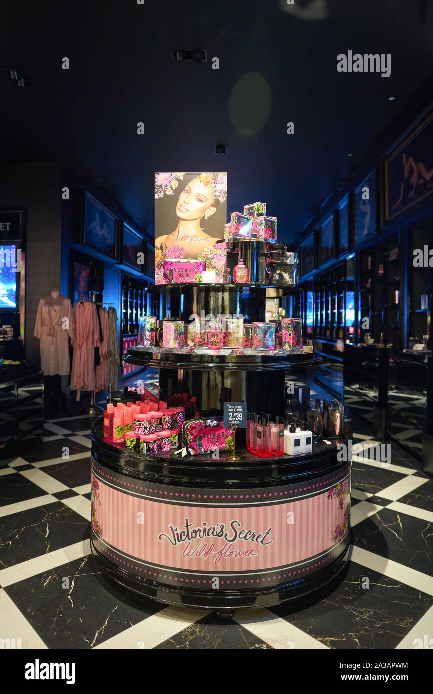 VERONA, ITALIA - CIRCA mayo, 2019: perfumes en exhibición en la tienda de Victoria's  Secret en Verona Fotografía de stock - Alamy