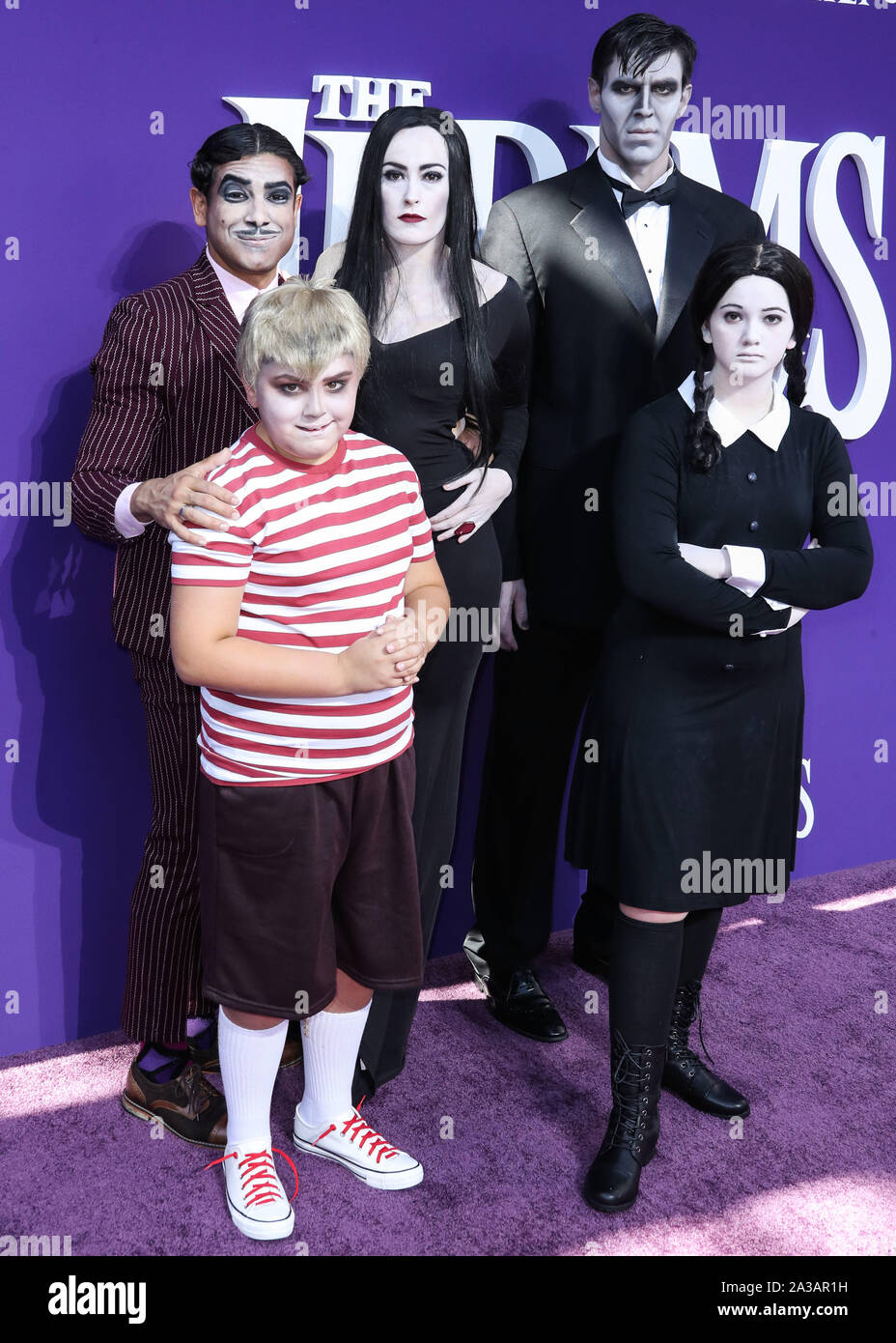 CENTURY CITY, LOS ANGELES, California, USA - 06 de octubre: Disfraces  personajes llegan al estreno mundial de la MGM "La familia Addams",  celebrado en el centro comercial Westfield Century City AMC en