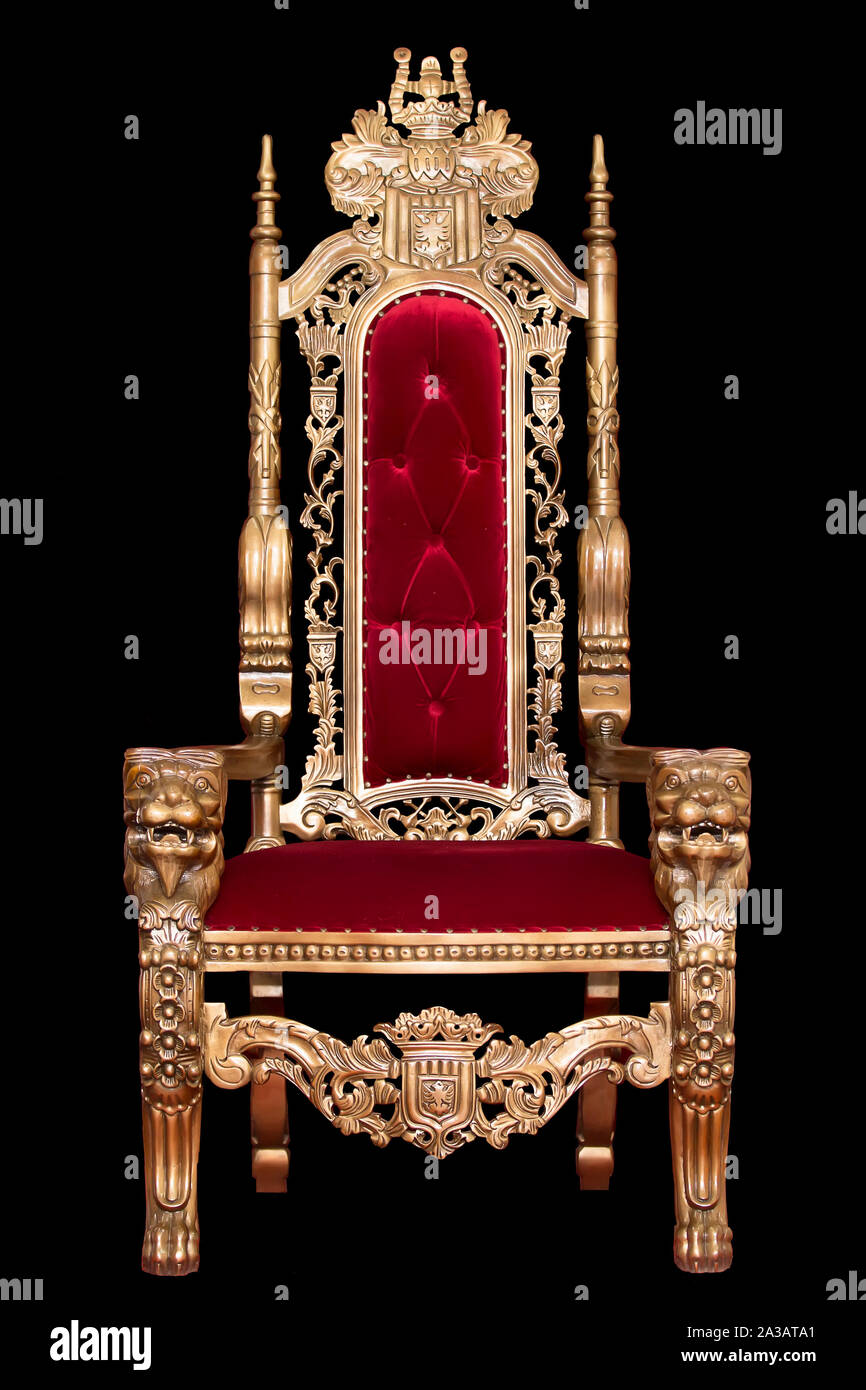 Rojo silla real aislado sobre fondo negro. Lugar para el rey. Trono. Silla  del zar Fotografía de stock - Alamy