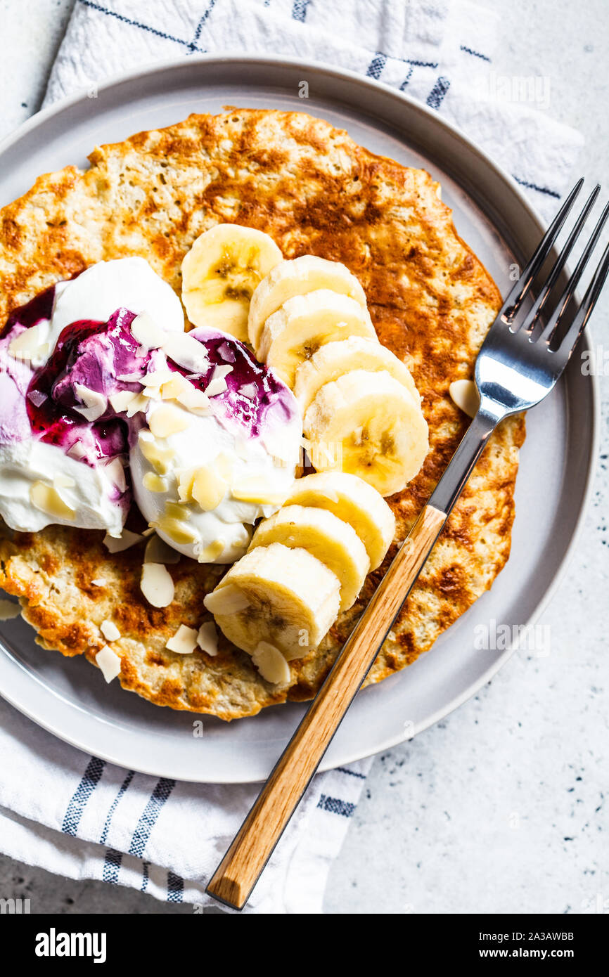 Dulce tortilla de harina de avena con banana y yogur. Concepto de desayuno saludable Fotografía