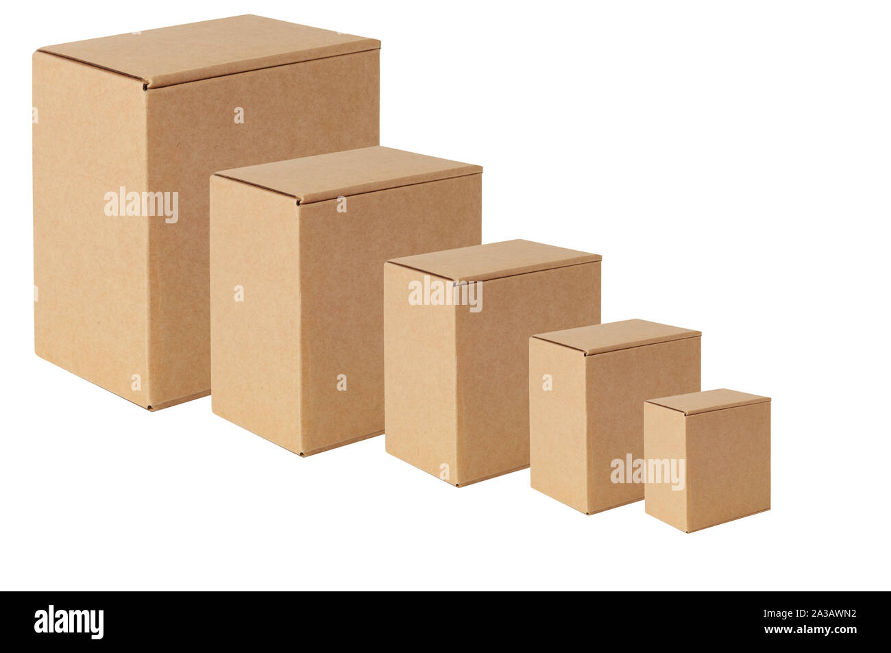 Cajas de cartón de diferentes tamaños están dispuestas en una fila en  diagonal. Aislado en un fondo blanco Fotografía de stock - Alamy