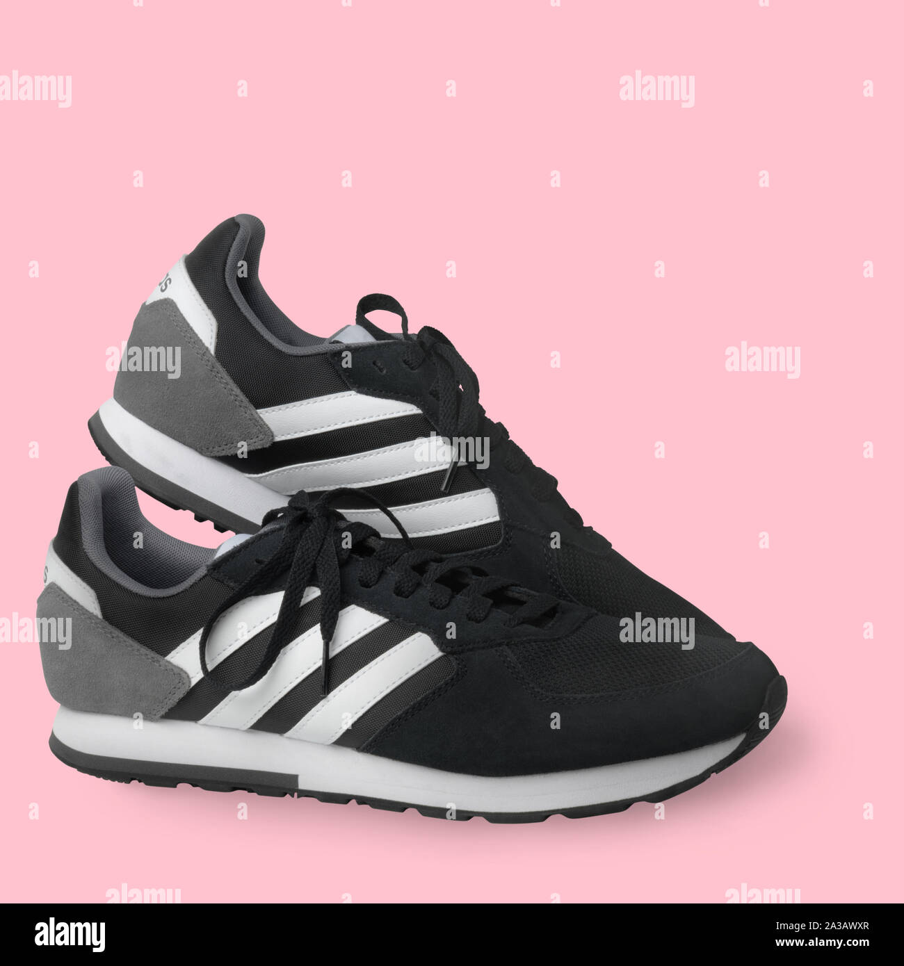 Adidas zapatos deportivos negro sobre un fondo blanco. Aislados. La ciudad  de Samara. Rusia. 2019-04-13 Fotografía de stock - Alamy