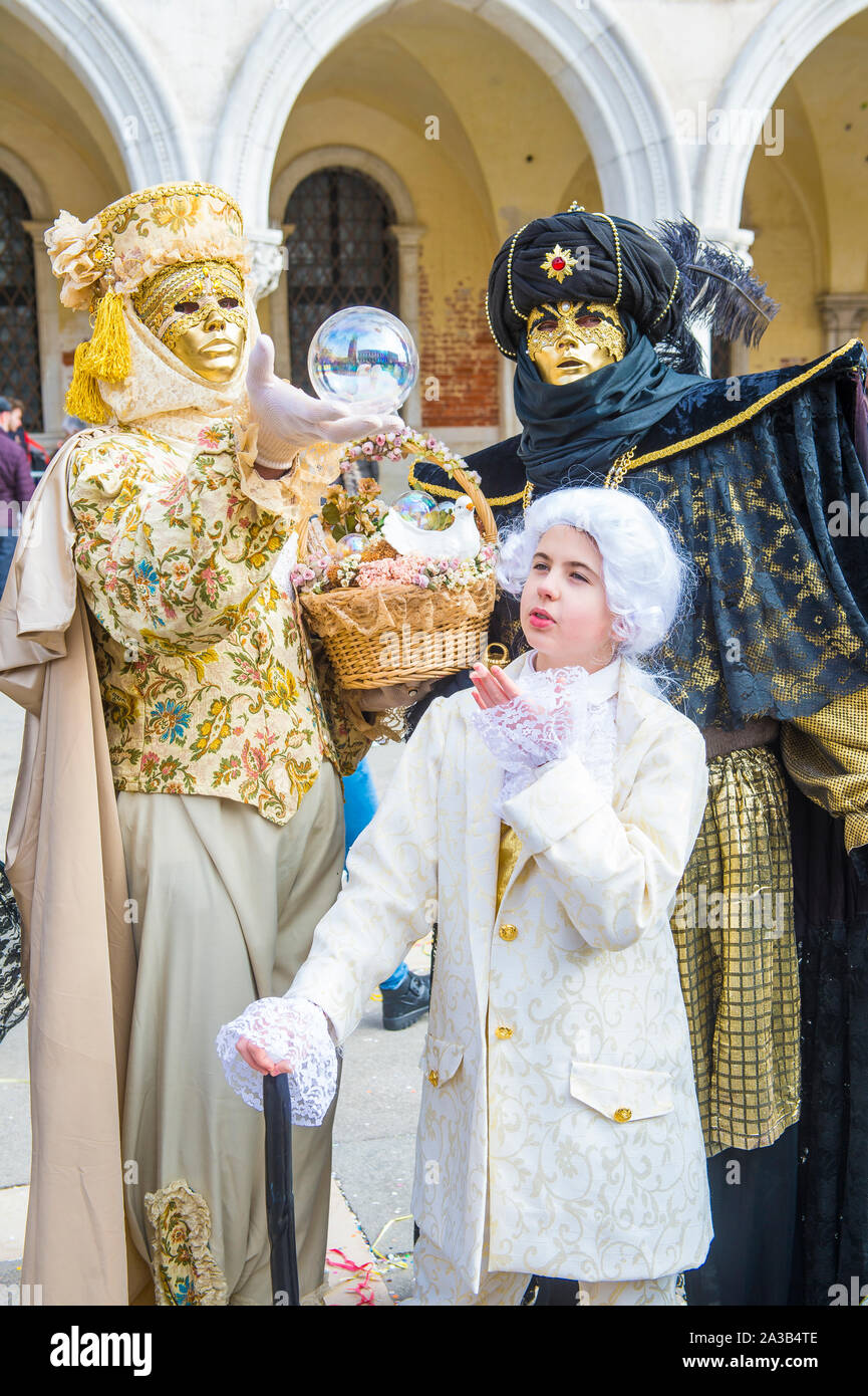 Manos con guantes blancos de seda y grandes anillos de diamantes disfraz en  Carnaval de Venecia Fotografía de stock - Alamy