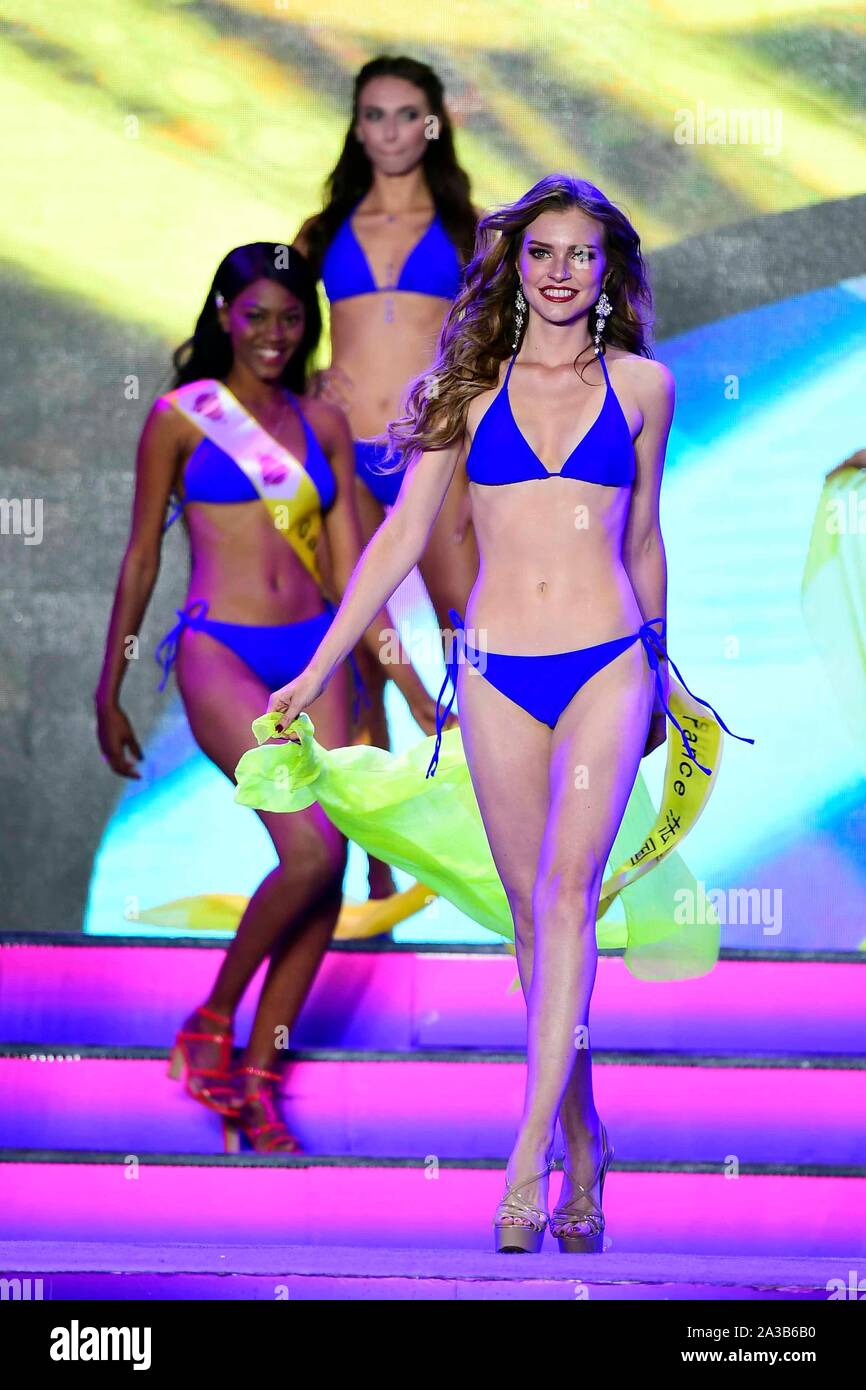 Qingdao, China. 6 Oct 2019. Un participante exhibe trajes de baño durante  el concurso de Miss Mundo del Turismo 2019 Final Mundial en Qingdao,  Provincia de Shandong, en el este de China,