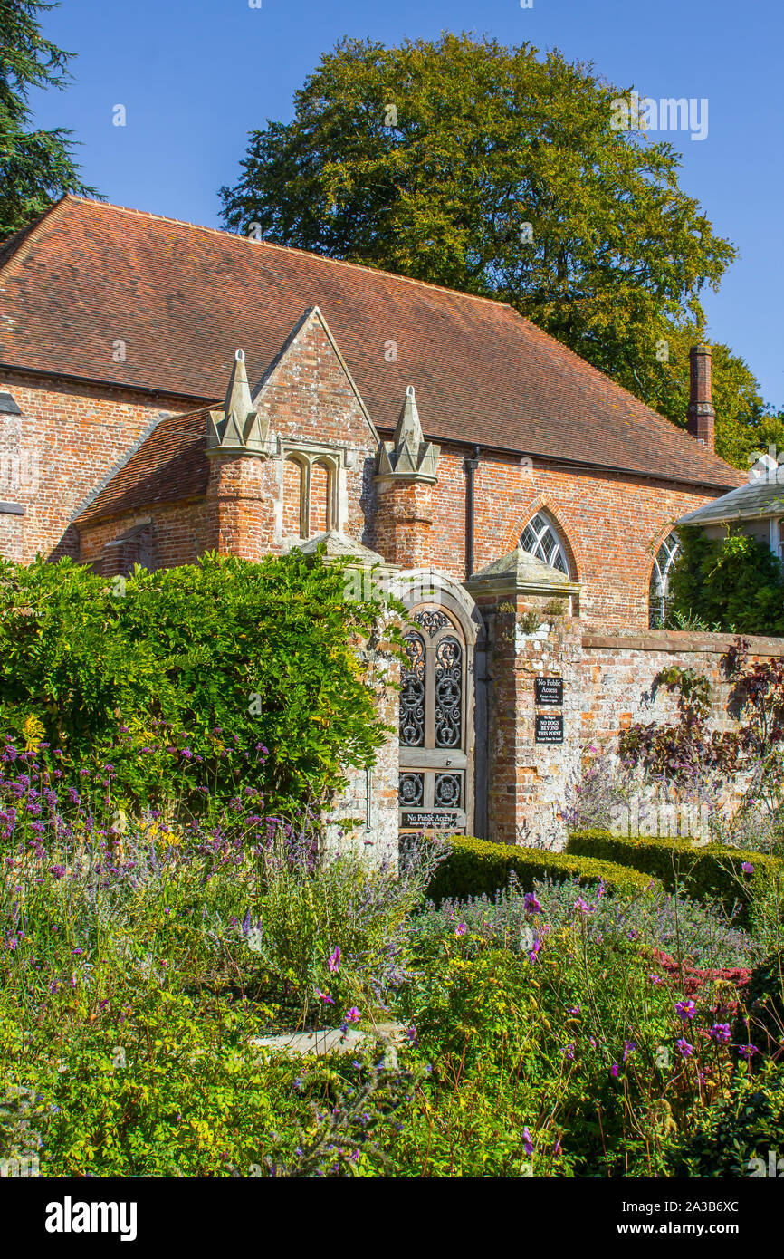 El 20 de septiembre de 2019 El Jardín amurallado victoriano con St Paul's Chapel en terrenos de Stanstead Casa señorial casa en el Parque Nacional de South Downs Foto de stock