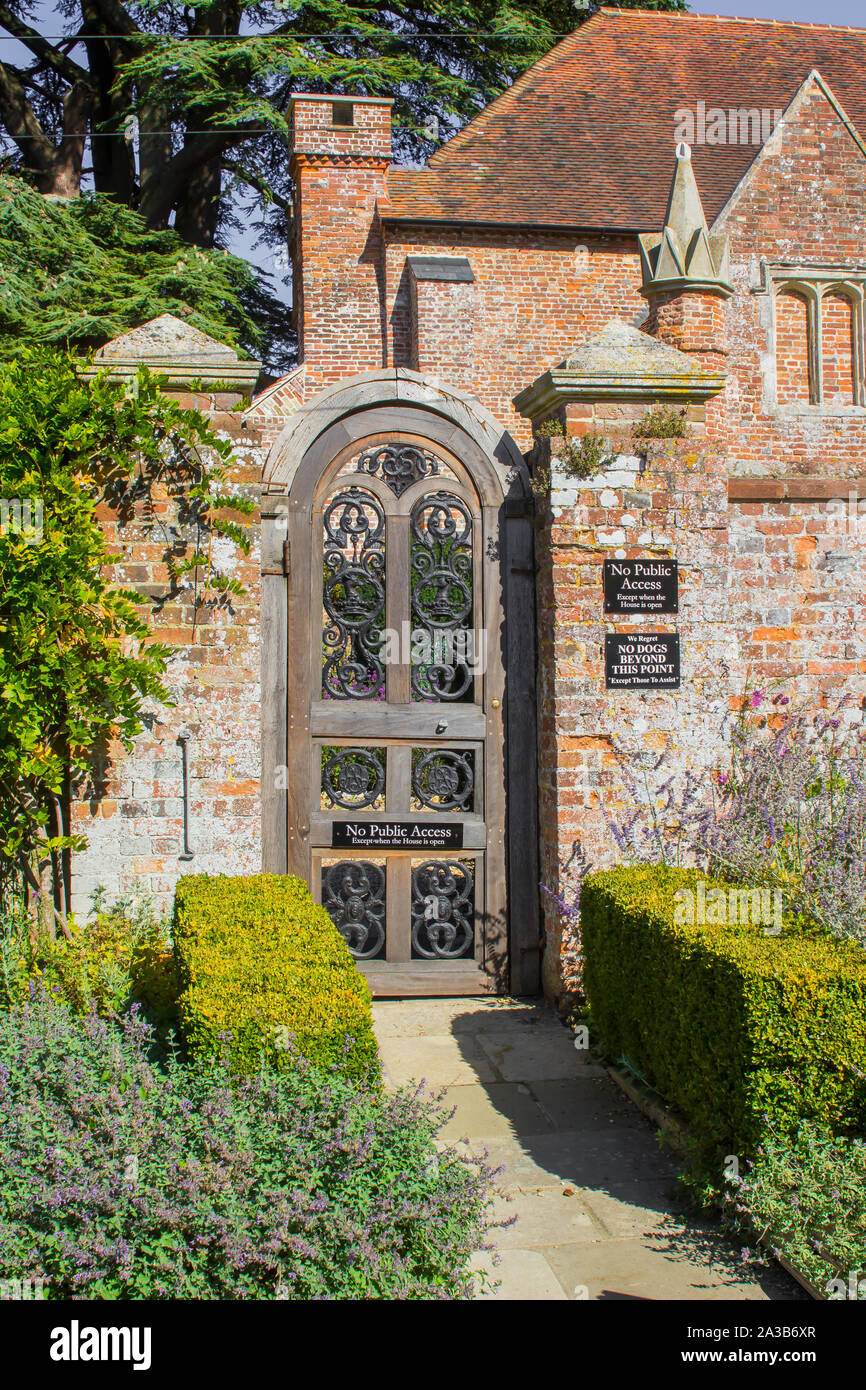 El 20 de septiembre de 2019 El Jardín amurallado victoriano con St Paul's Chapel en terrenos de Stanstead Casa señorial casa en el Parque Nacional de South Downs Foto de stock