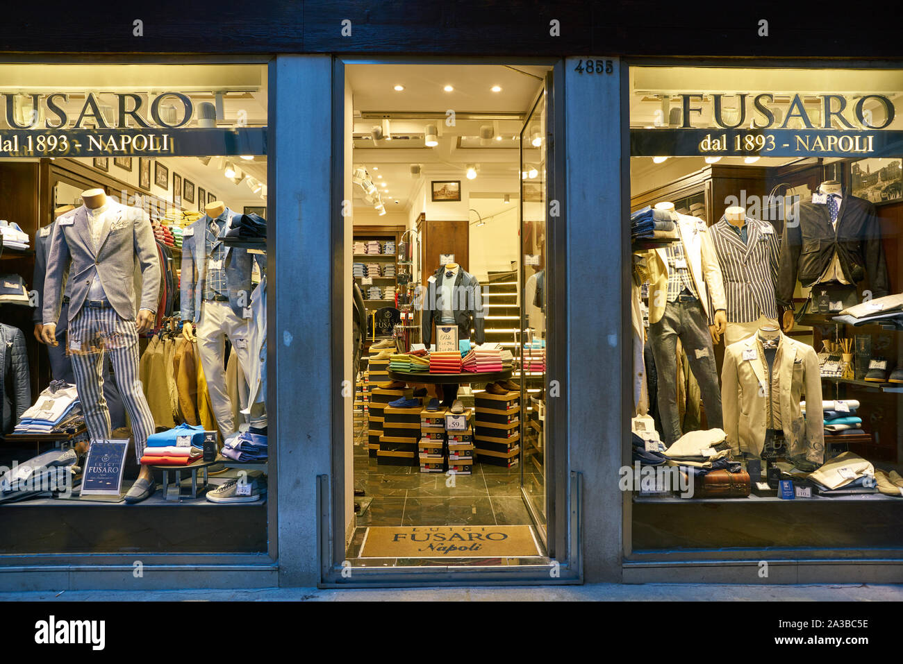Venecia, Italia: CIRCA mayo, 2019: escaparate de Fusaro tienda en Fotografía de stock -
