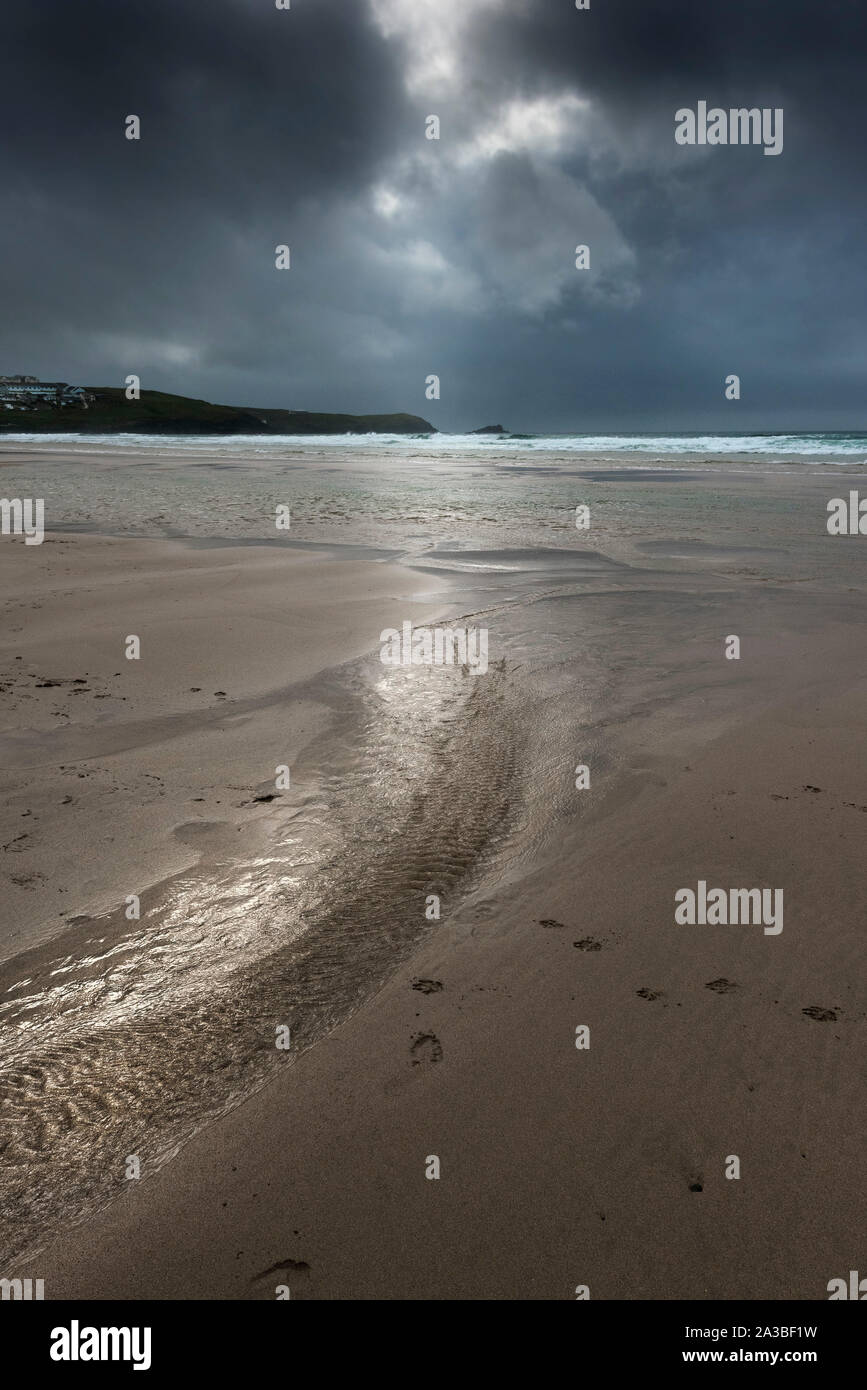 Frío el tiempo otoñal en una desierta la playa Fistral en Newquay en Cornualles. Foto de stock