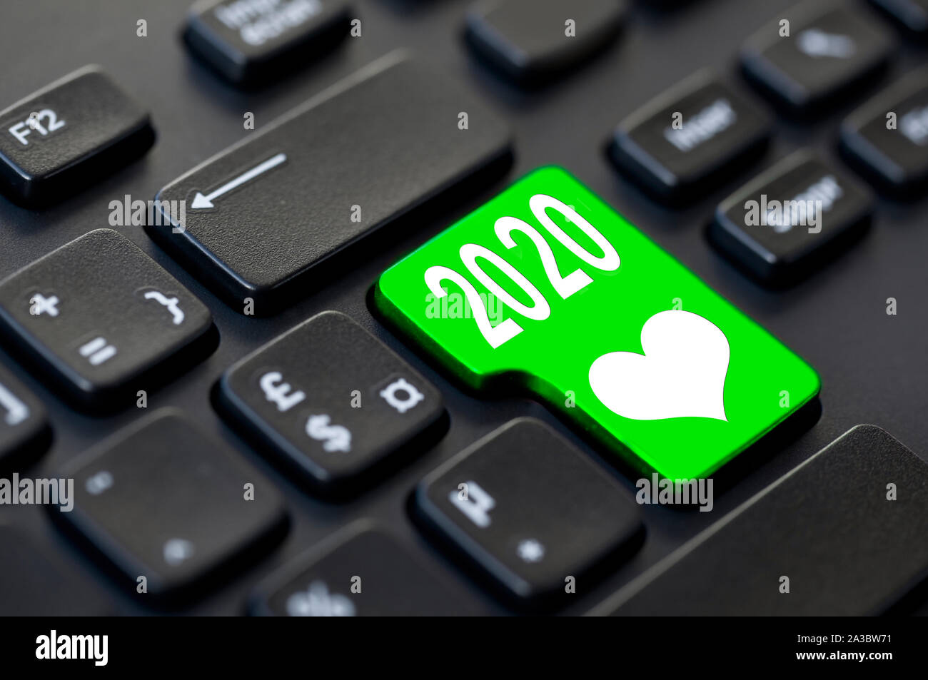 2020 escribe en un teclado de ordenador y un corazón, internet online año  nuevo concepto Fotografía de stock - Alamy