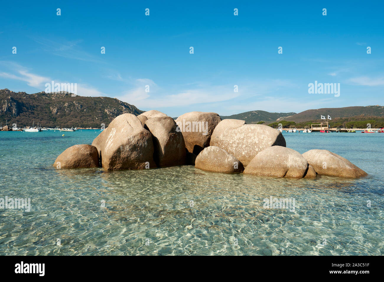 El agua clara y las rocas de arena blanca de la playa de Santa Giulia / Playa Santa Giulia, Golfe de Santa Giulia, Porto-Vecchio sudeste de Córcega Francia. Foto de stock