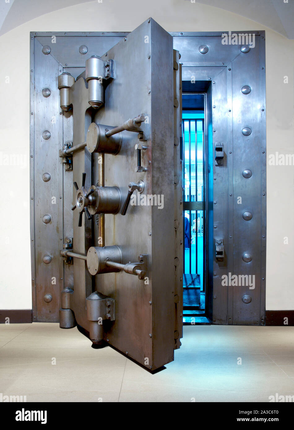 Puerta de bóveda de Banco Fotografía de stock - Alamy