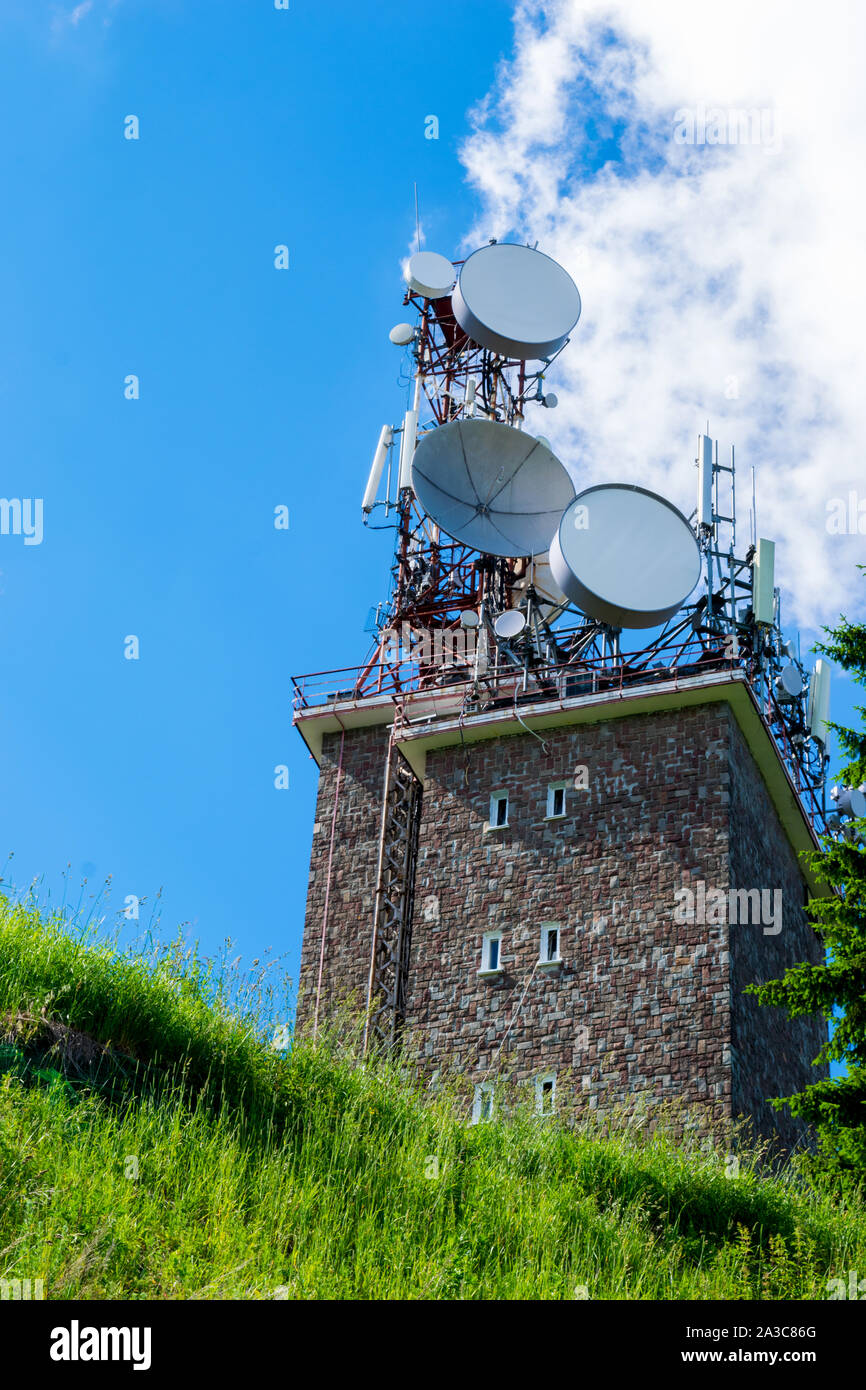Comunicación inalámbrica grandes antenas montadas en la parte superior del edificio de utilidad Foto de stock