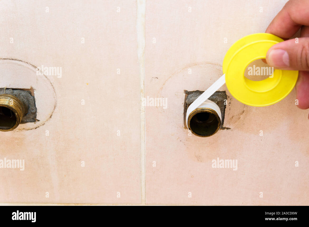 El fontanero pone cinta Teflón FUM de costura en la rosca antes de instalar  el grifo grifo Fotografía de stock - Alamy