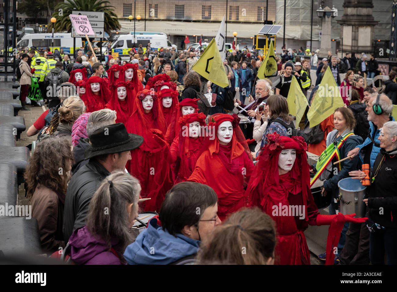 Extinción Rebellion 'Rojo' de la Brigada rebelde unirse al cambio climático activistas en Lambeth Bridge luciendo sus marcas trajes rojo sangre. Londres, Reino Unido. Foto de stock