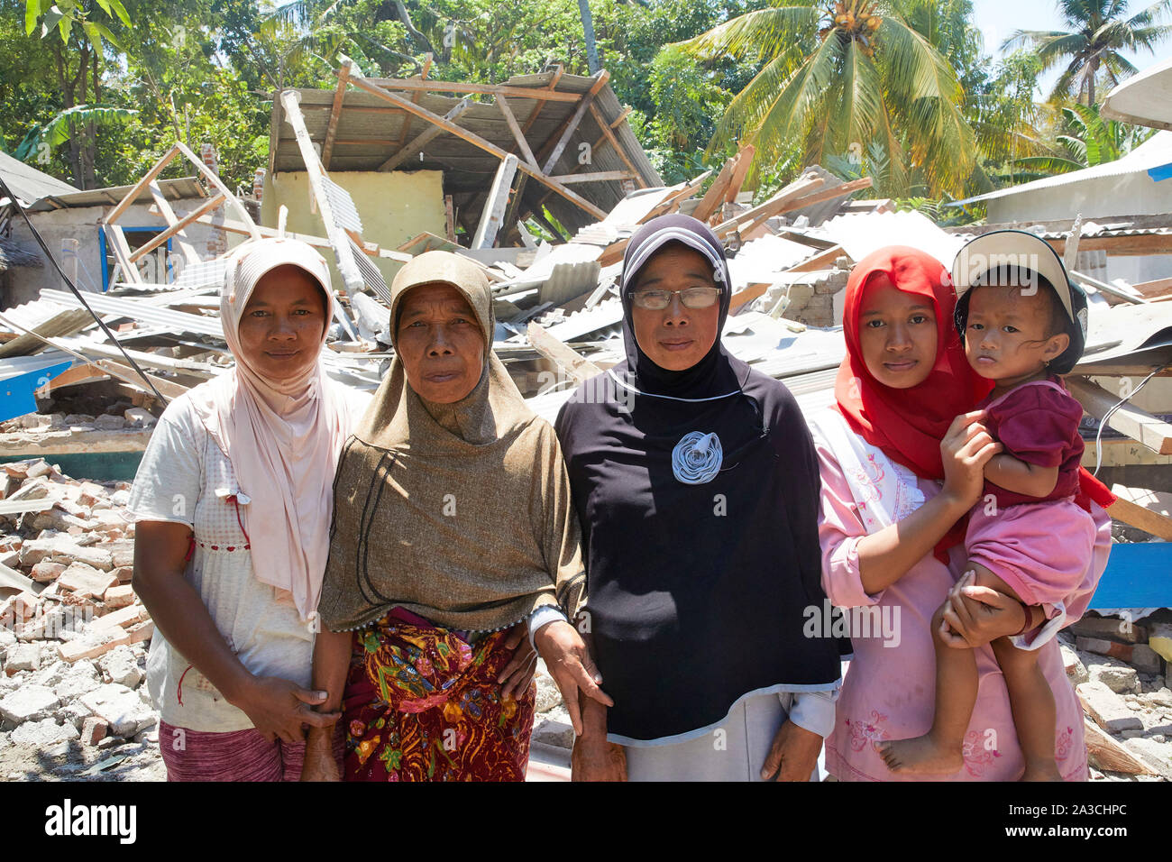Indonesia Lombok Desa Sambelia gente delante de las casas dañadas 21-08-2018, foto Jaco Klamer Foto de stock
