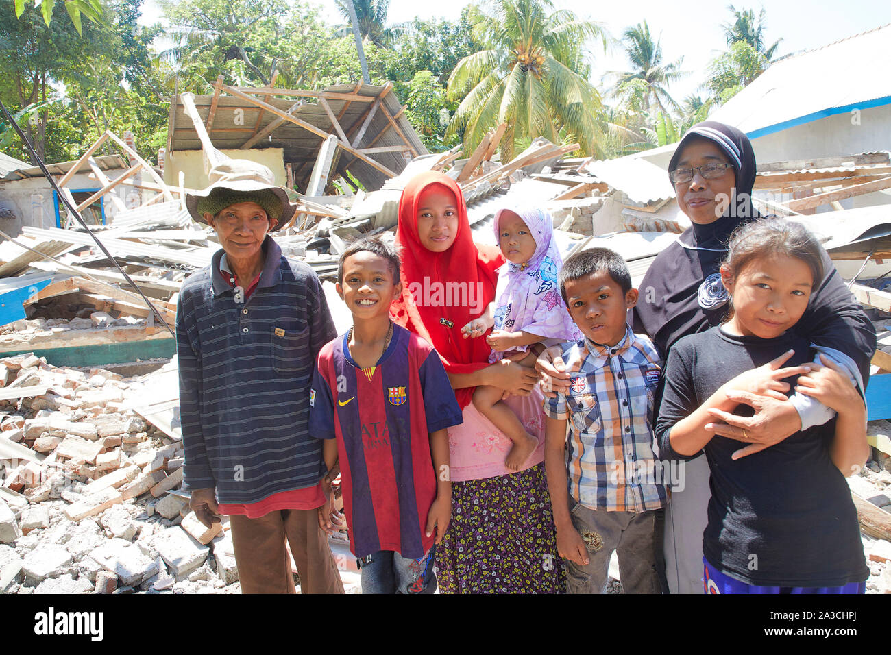 Indonesia Lombok Desa Sambelia gente delante de las casas dañadas 21-08-2018, foto Jaco Klamer Foto de stock
